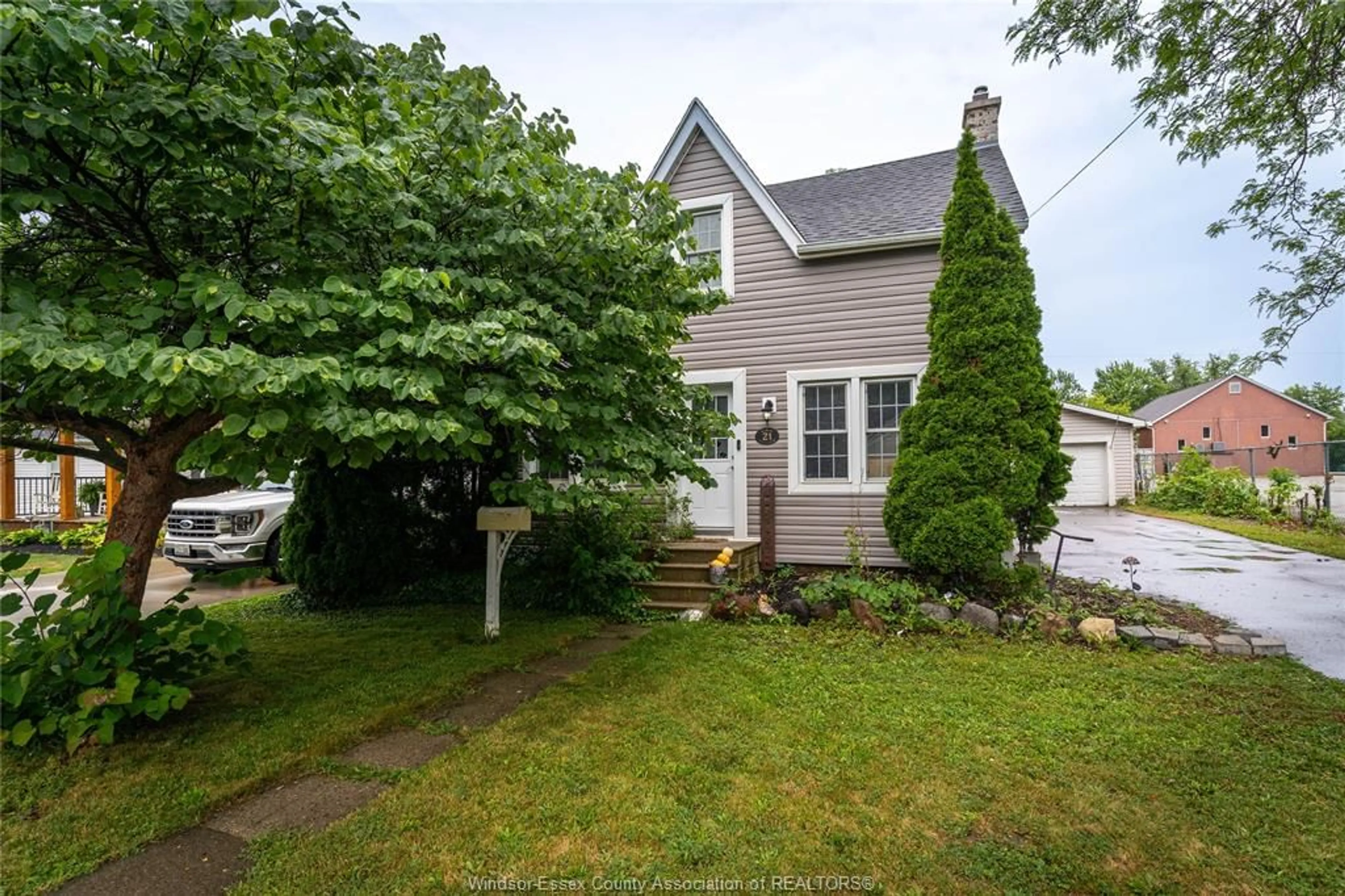 A pic from outside/outdoor area/front of a property/back of a property/a pic from drone, street for 21 ALICE STREET SOUTH, Essex Ontario N8M 1E1