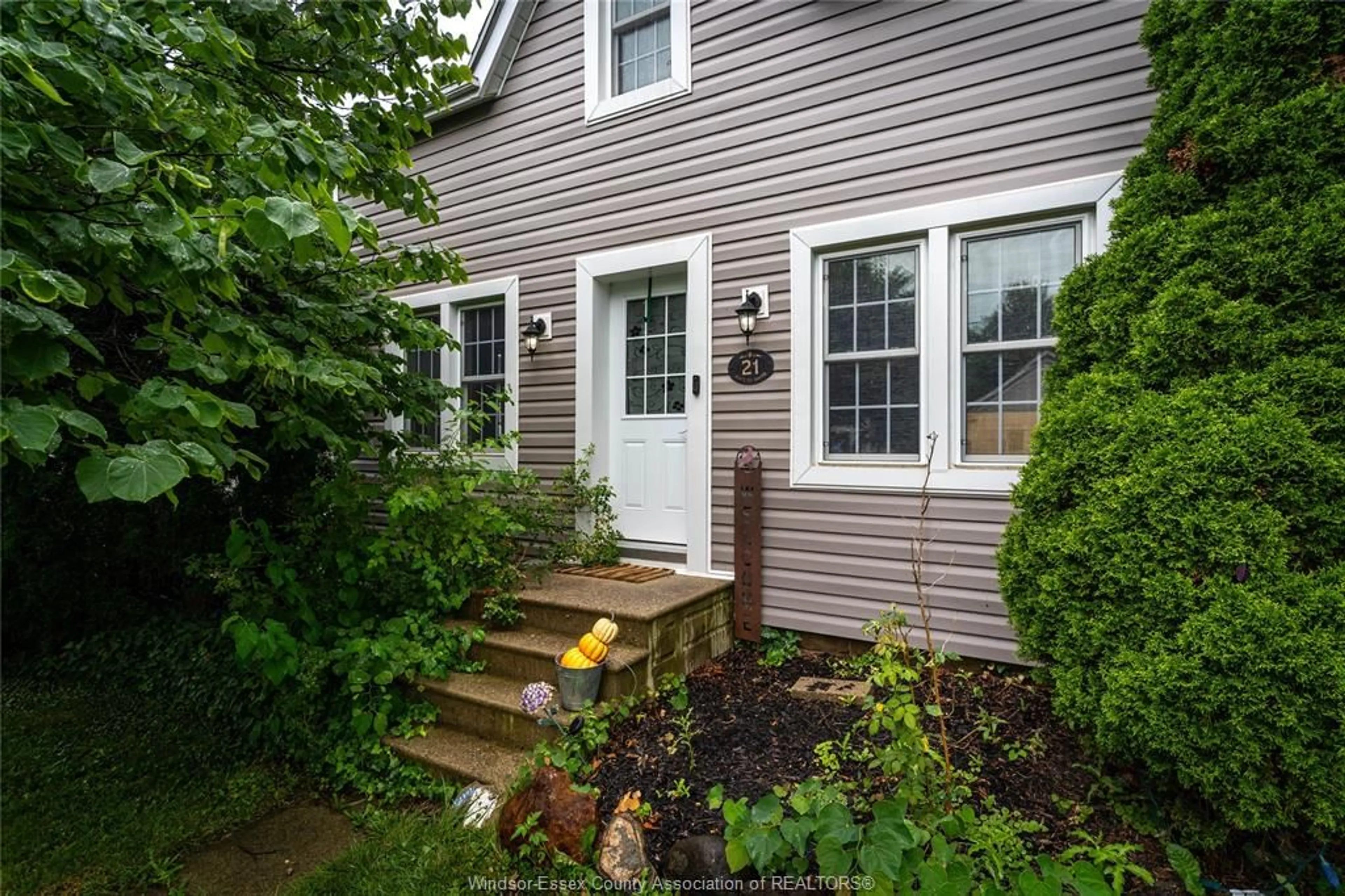 Home with vinyl exterior material, street for 21 ALICE STREET SOUTH, Essex Ontario N8M 1E1