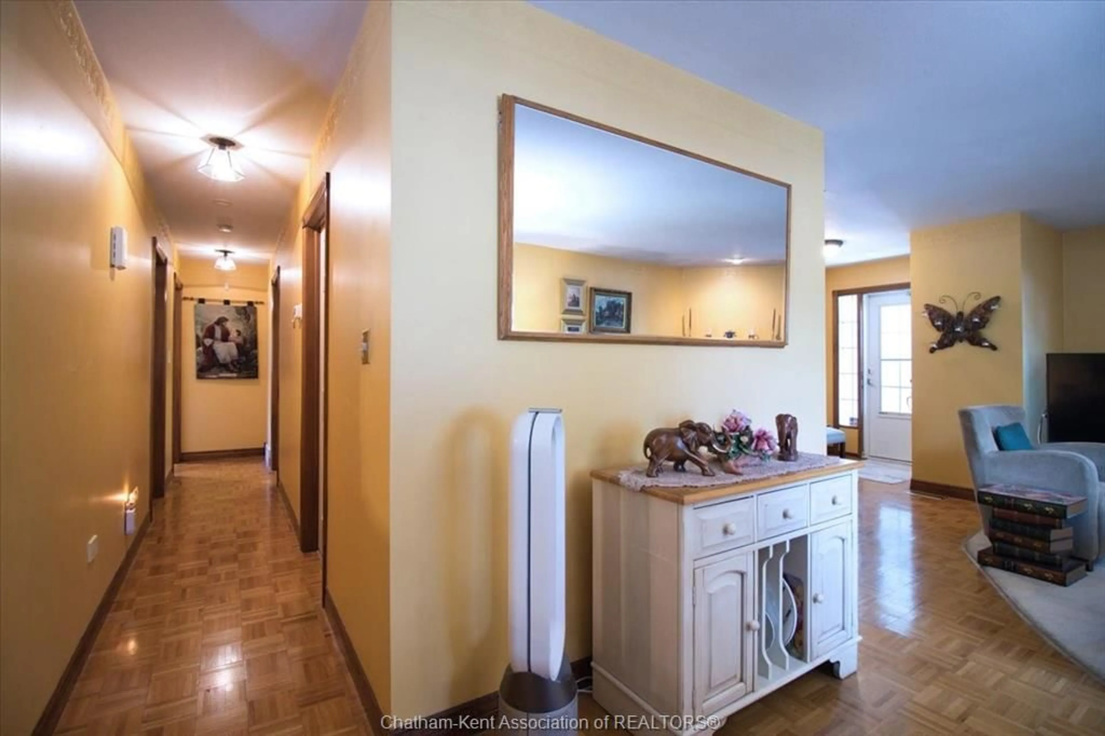 Indoor foyer for 3 Churchill Park Rd, Chatham Ontario N7M 6M2