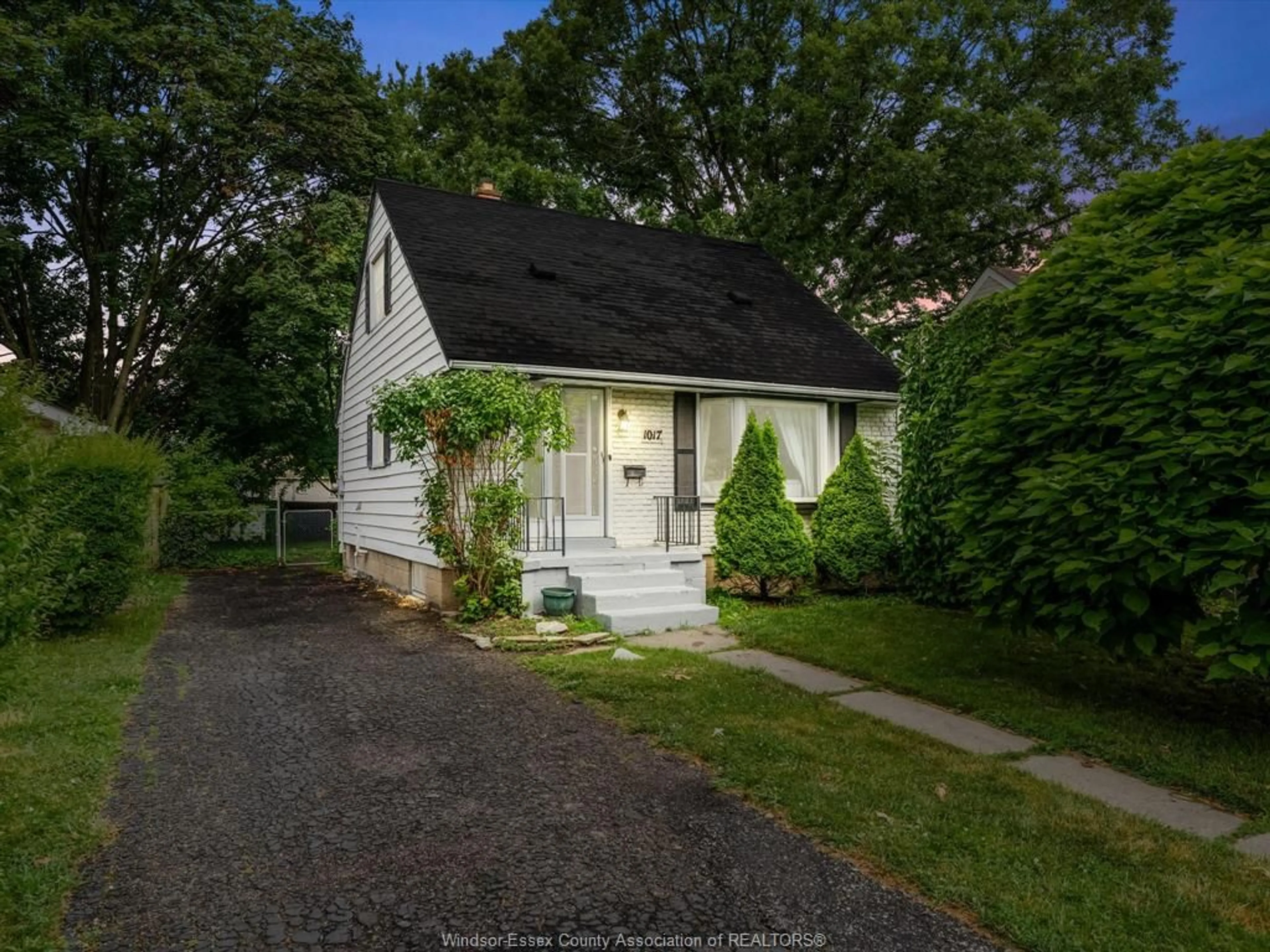 A pic from outside/outdoor area/front of a property/back of a property/a pic from drone, street for 1017 Merritt Dr, Windsor Ontario N9B 3G5