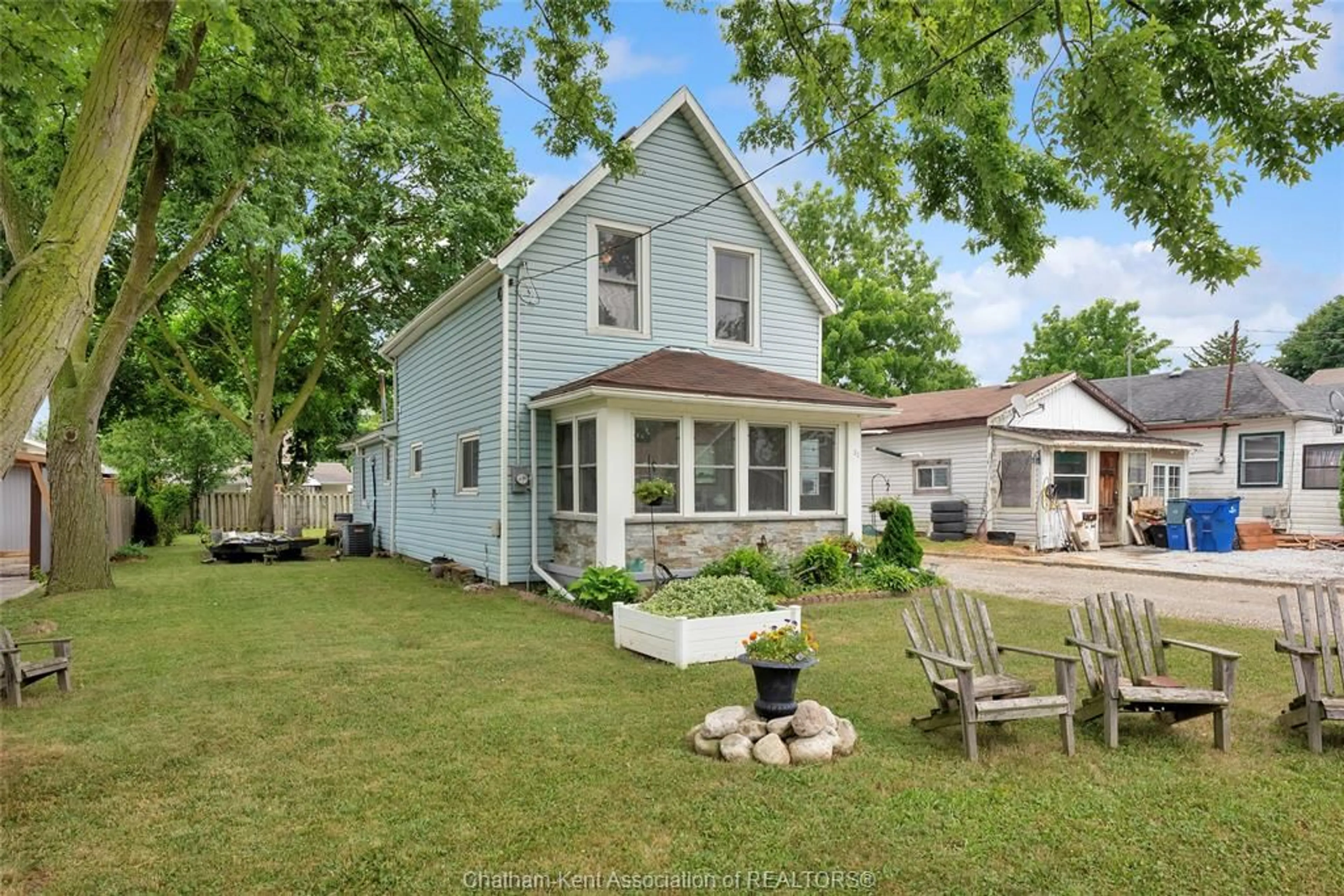 A pic from outside/outdoor area/front of a property/back of a property/a pic from drone, street for 37 Berry St, Chatham Ontario N7M 3B2