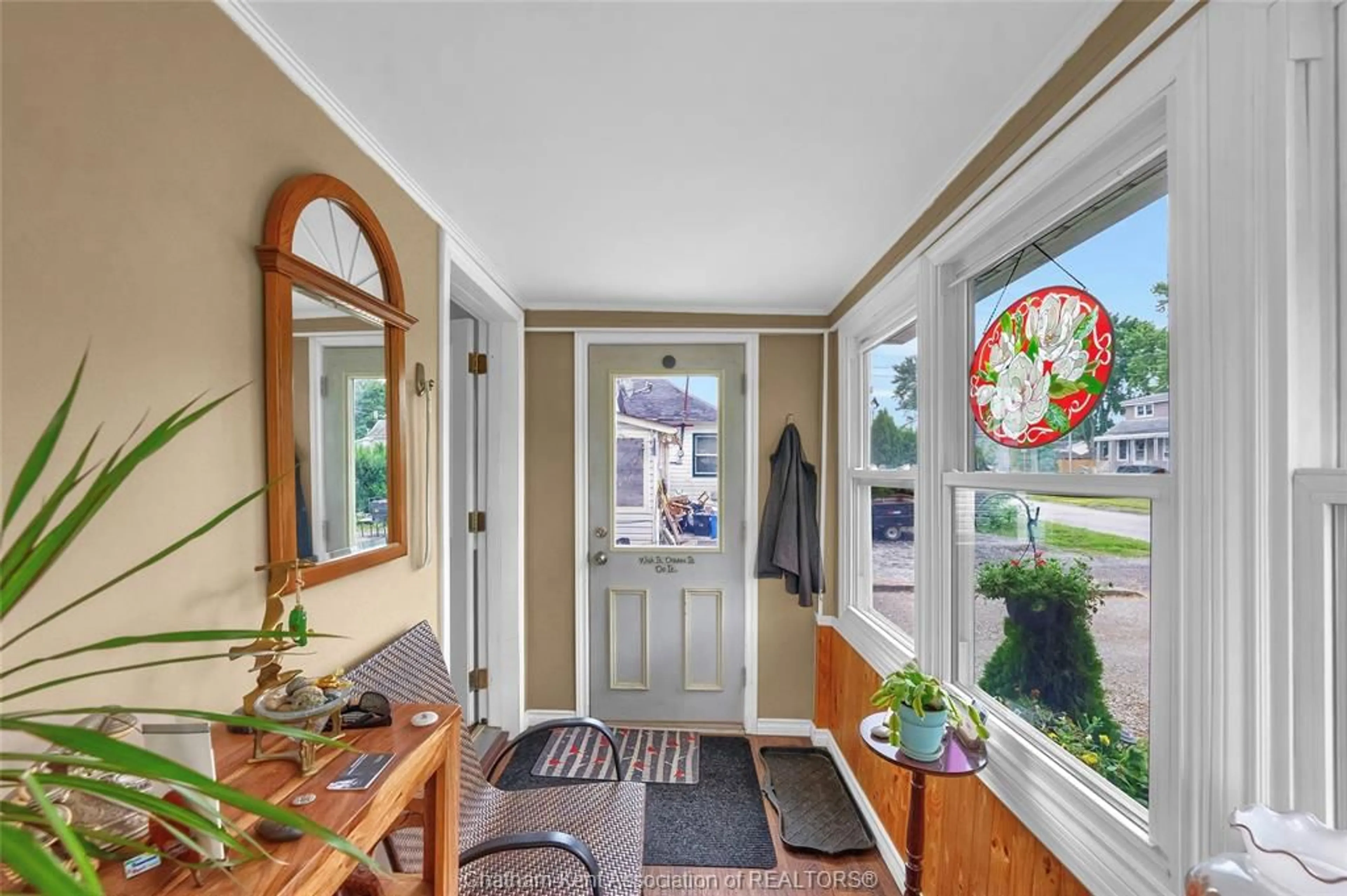 Indoor entryway for 37 Berry St, Chatham Ontario N7M 3B2
