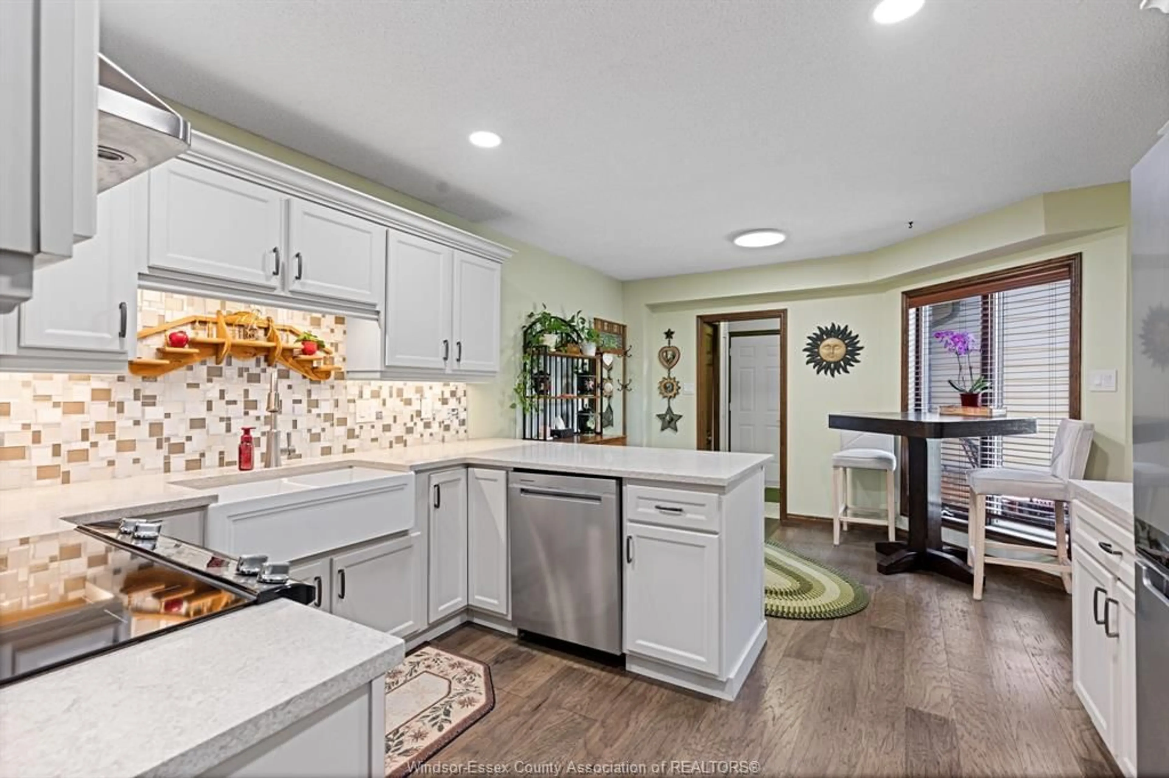 Open concept kitchen, ceramic/tile floor for 29 FAIRWAY, Amherstburg Ontario N9V 3T5