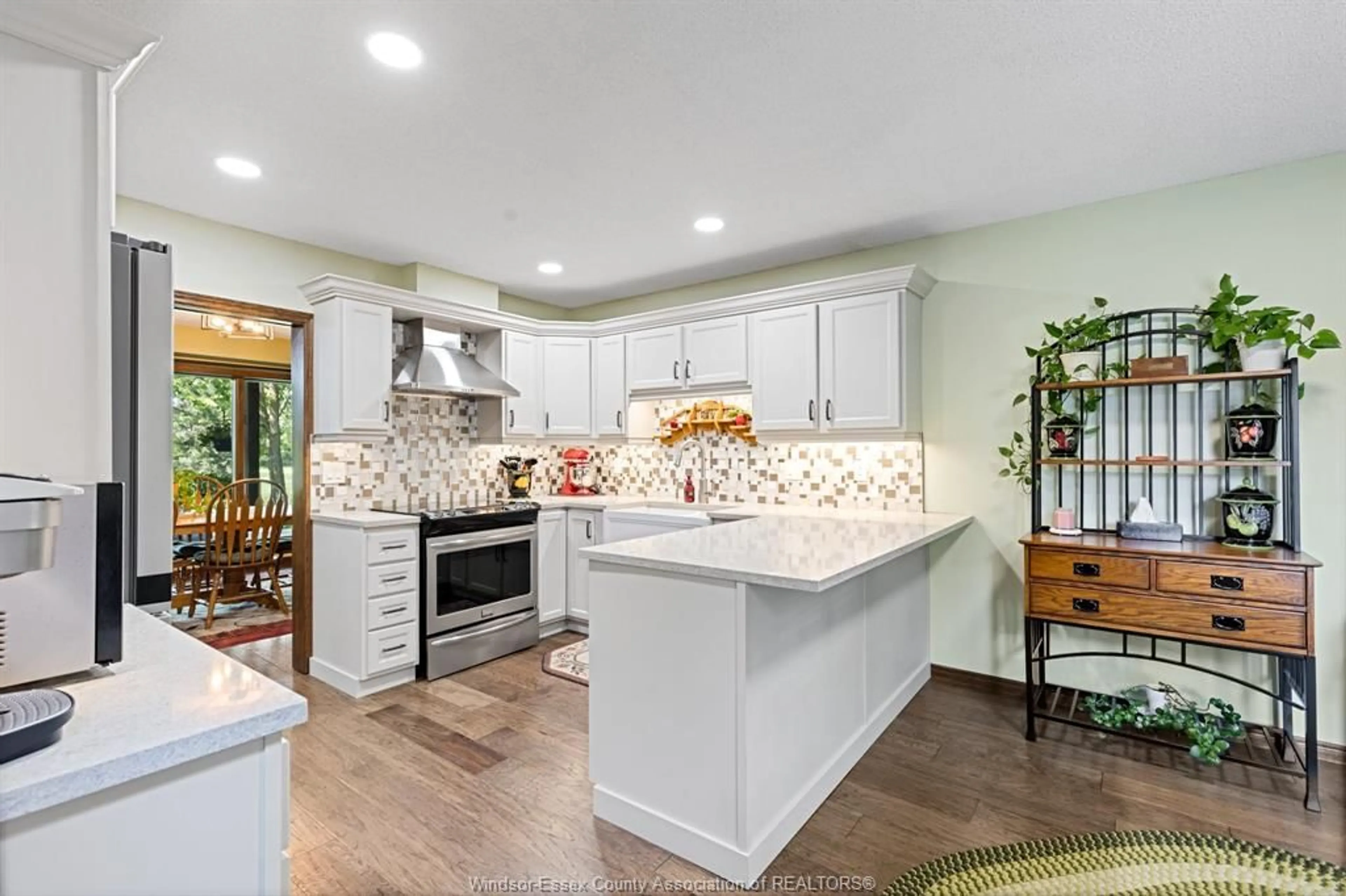 Open concept kitchen, ceramic/tile floor for 29 FAIRWAY, Amherstburg Ontario N9V 3T5