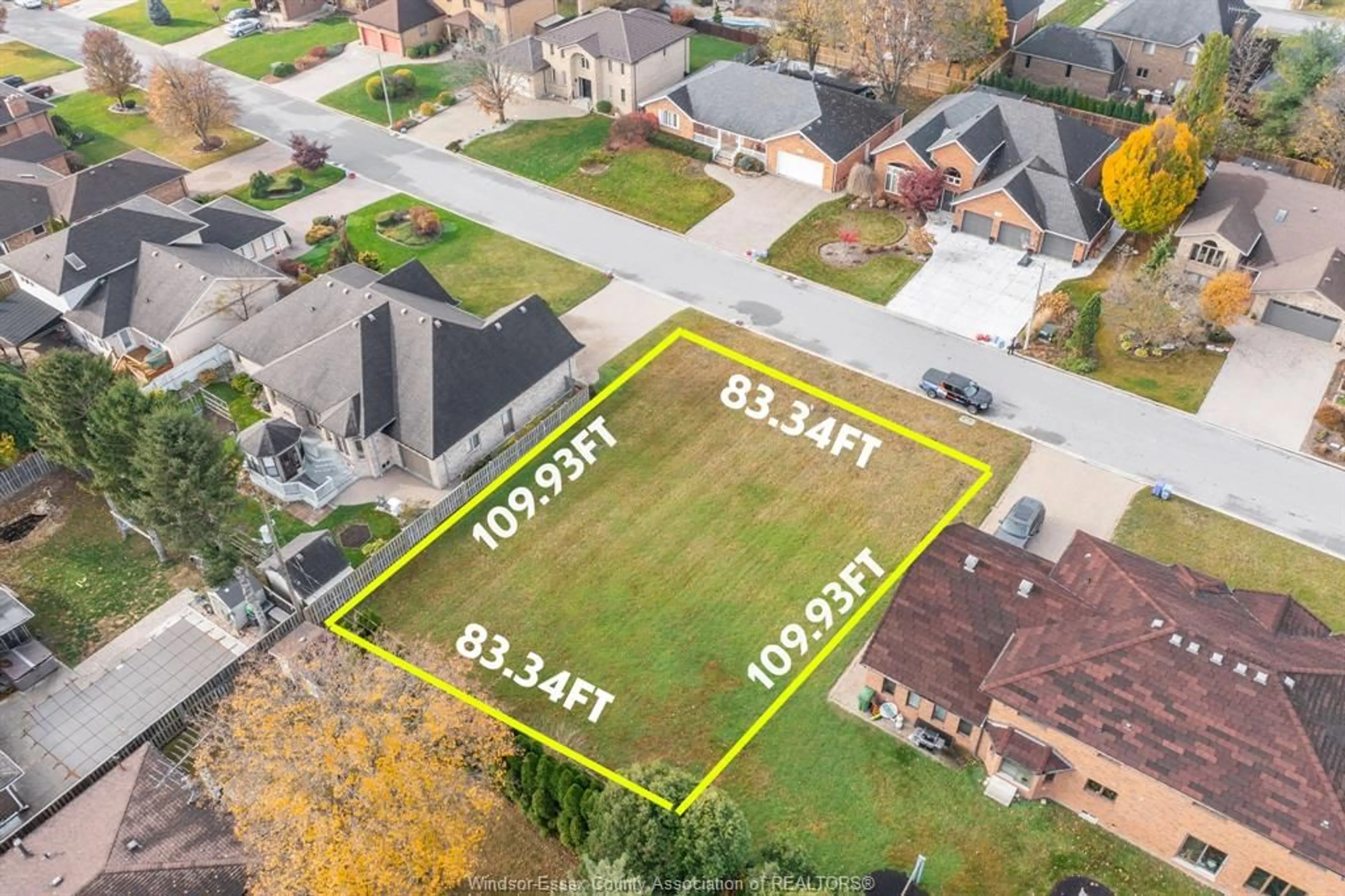A pic from outside/outdoor area/front of a property/back of a property/a pic from drone, street for 5758 BAGLEY Ave, LaSalle Ontario N9H 1P1