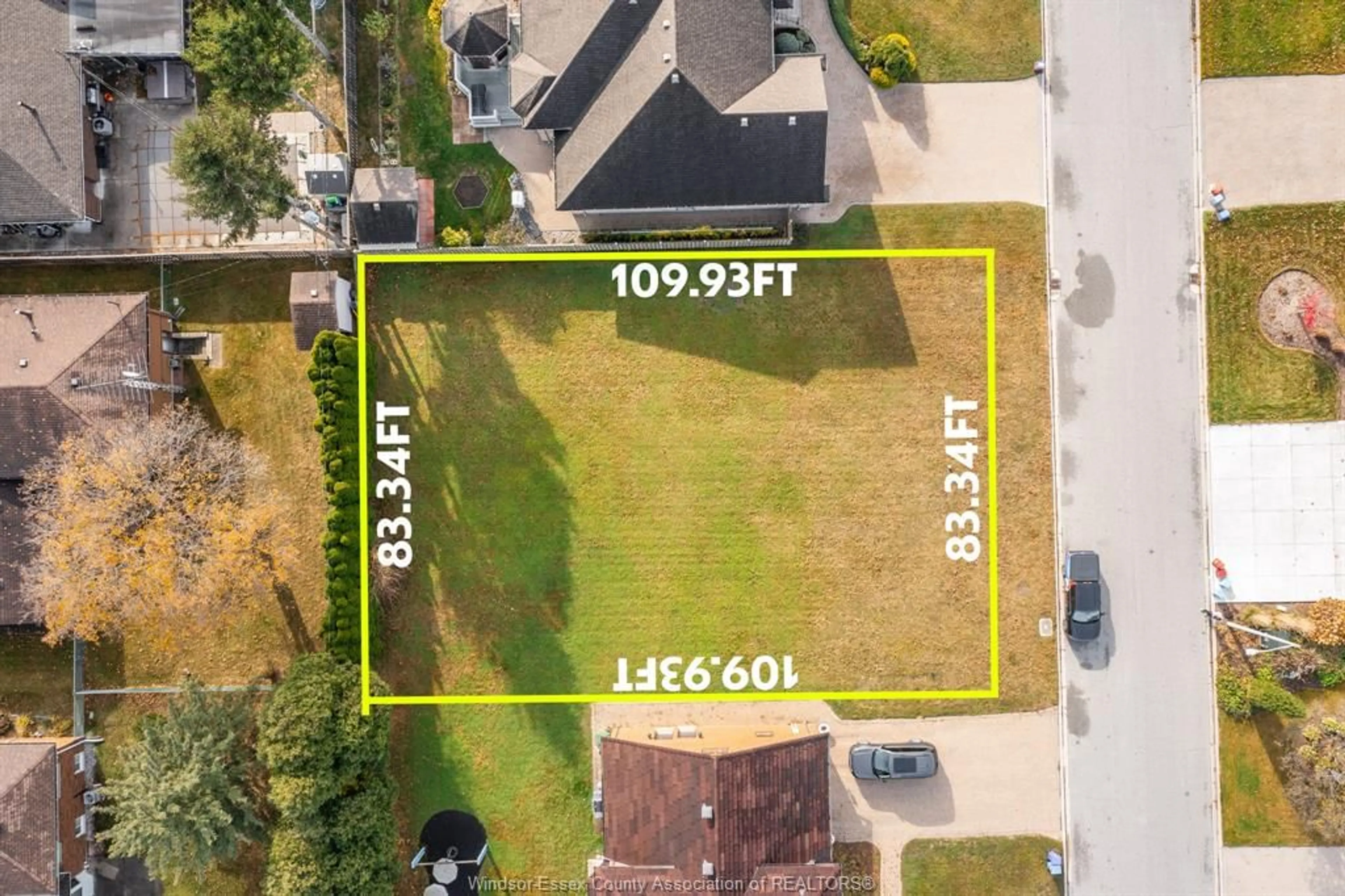 A pic from outside/outdoor area/front of a property/back of a property/a pic from drone, street for 5758 BAGLEY Ave, LaSalle Ontario N9H 1P1