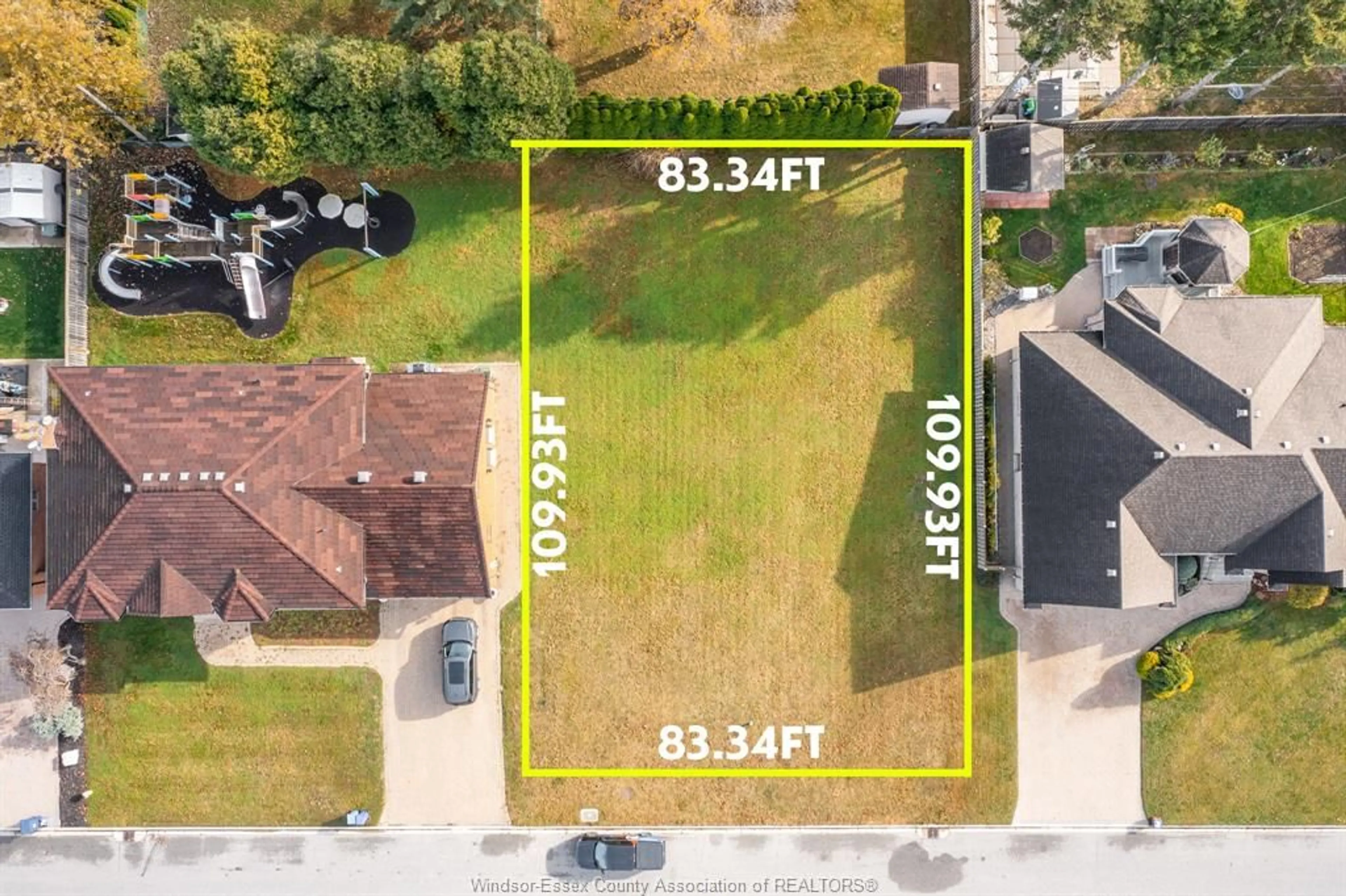 A pic from outside/outdoor area/front of a property/back of a property/a pic from drone, street for 5758 BAGLEY Ave, LaSalle Ontario N9H 1P1