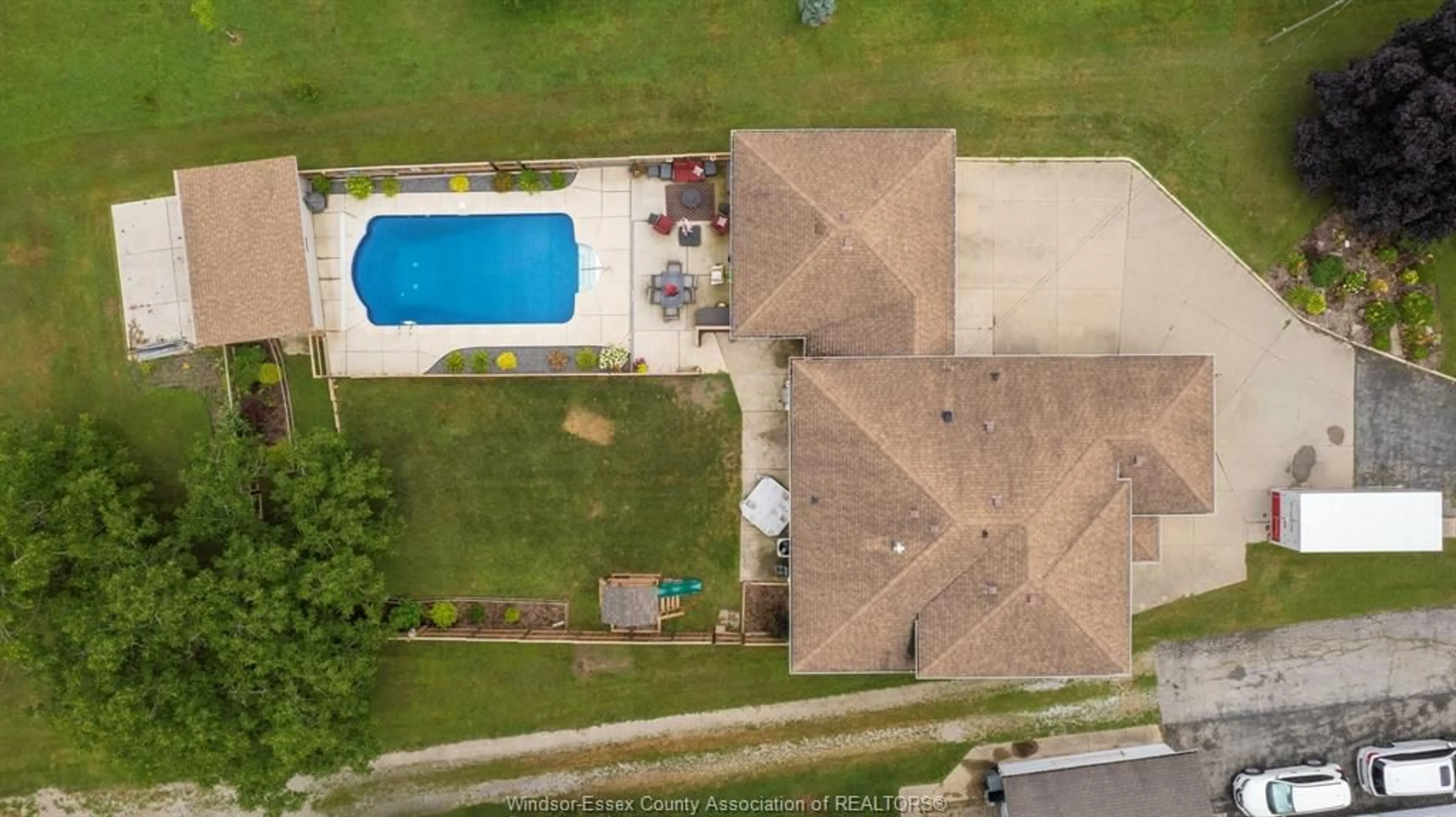 A pic from outside/outdoor area/front of a property/back of a property/a pic from drone, unknown for 140 TEXAS Rd, Amherstburg Ontario N9V 2R7