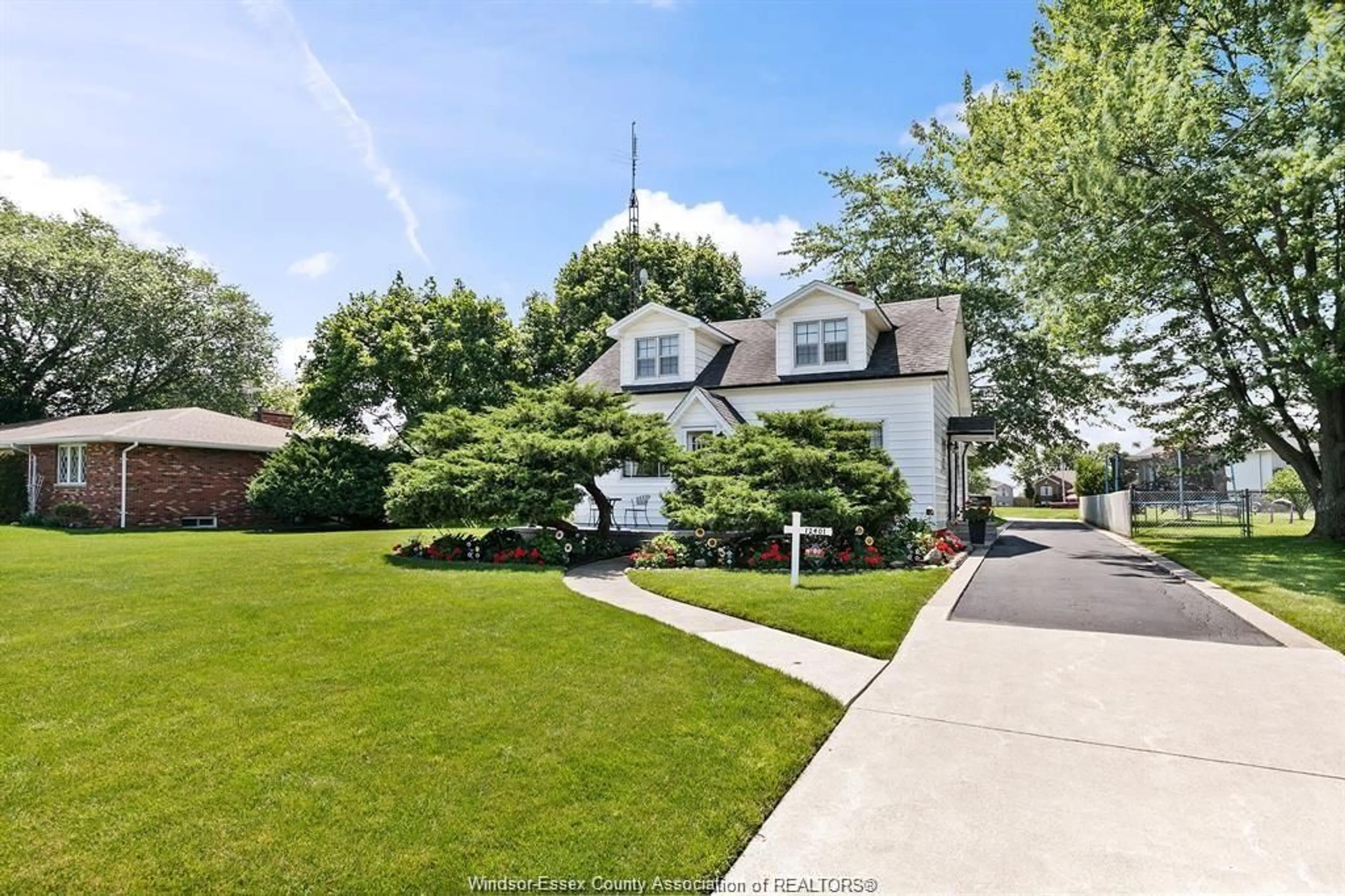 A pic from outside/outdoor area/front of a property/back of a property/a pic from drone, street for 12401 RENAUD St, Tecumseh Ontario N8N 1P5