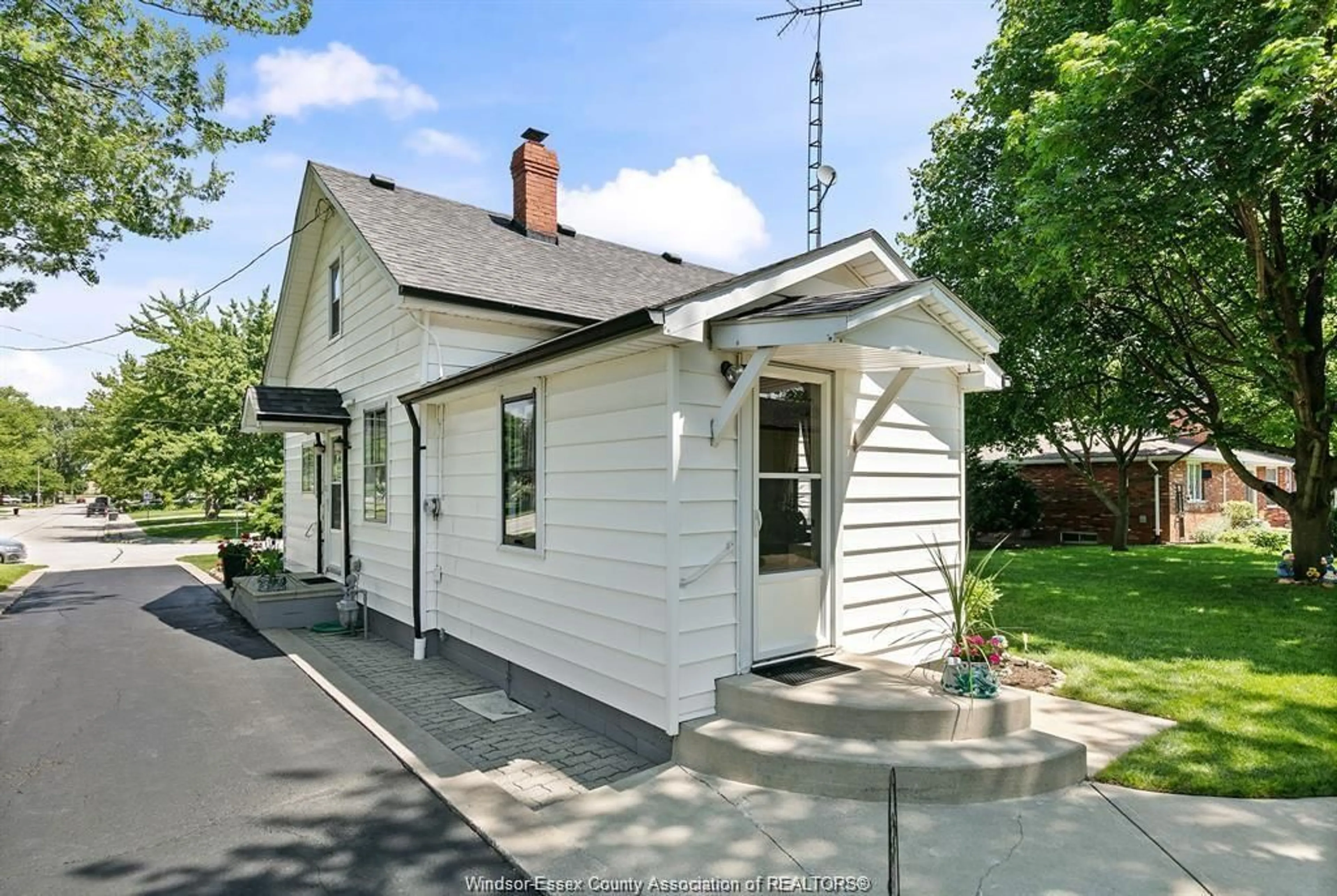 A pic from outside/outdoor area/front of a property/back of a property/a pic from drone, street for 12401 RENAUD St, Tecumseh Ontario N8N 1P5