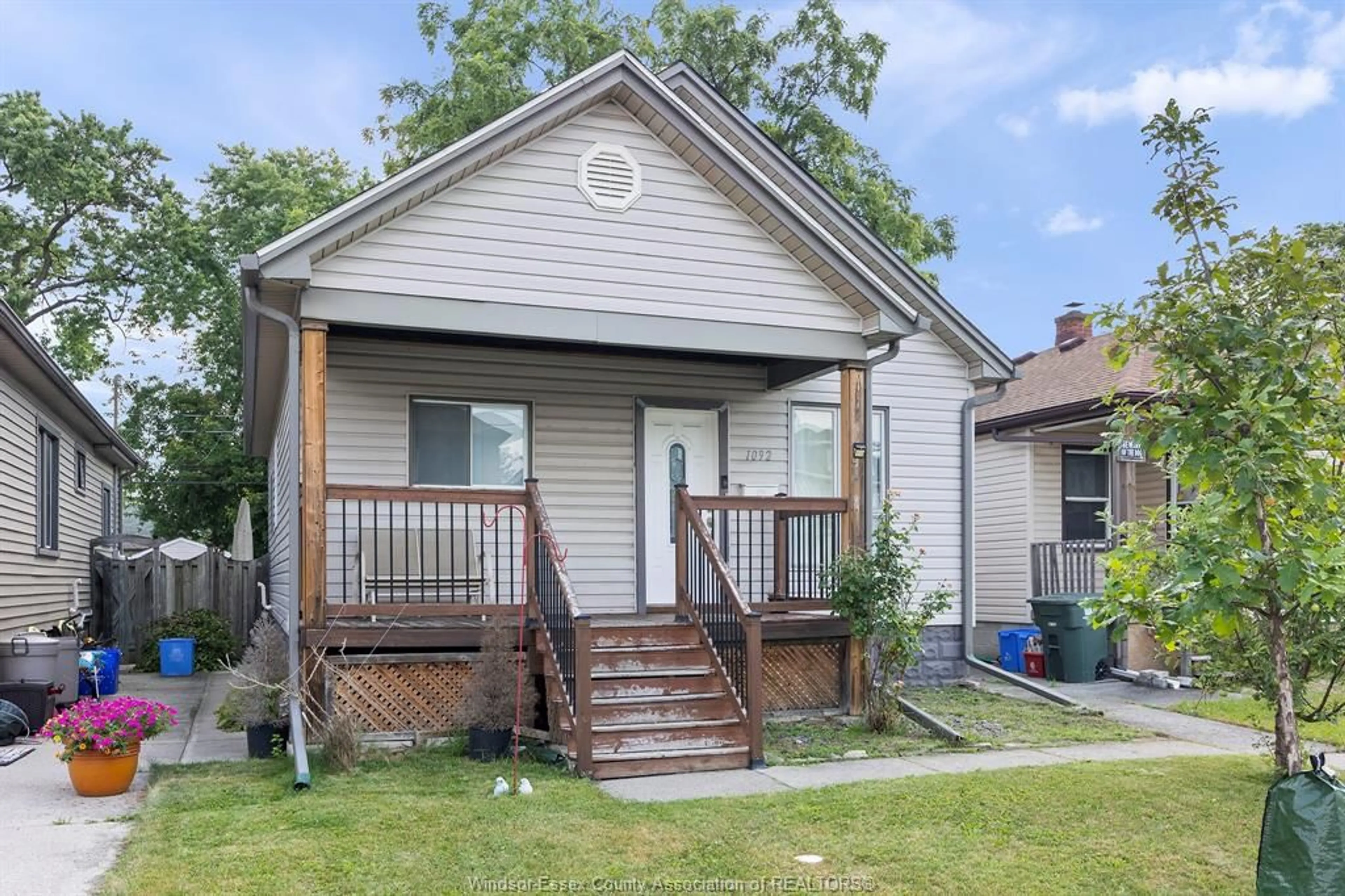 Home with vinyl exterior material, street for 1092 ELM, Windsor Ontario N9A 5H7