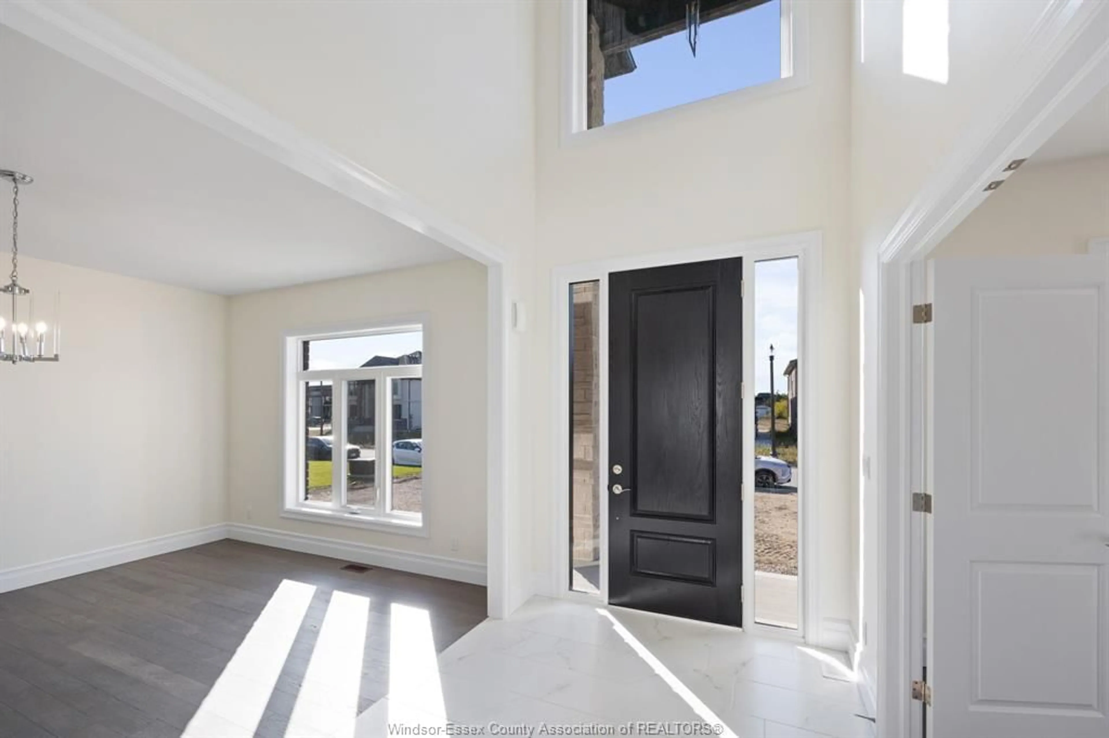Indoor entryway for 103 BAY St, Lakeshore Ontario N0R 1A0