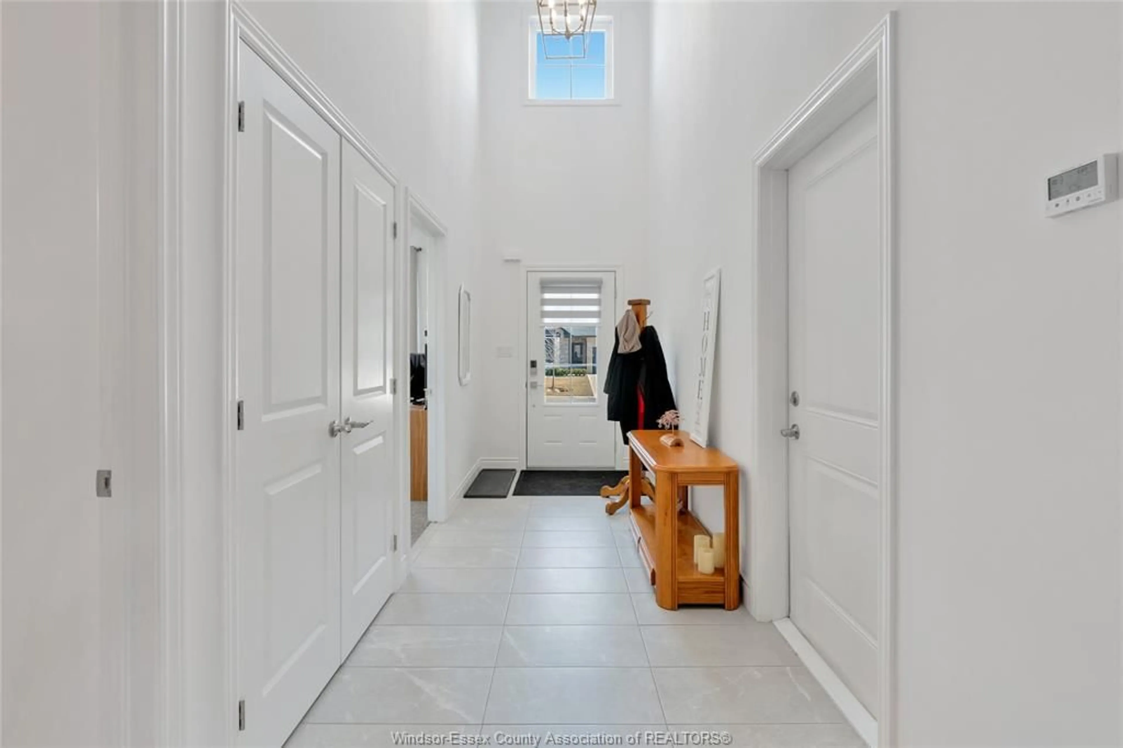 Indoor entryway for 205 LIVINGSTONE, Amherstburg Ontario N9V 0H1