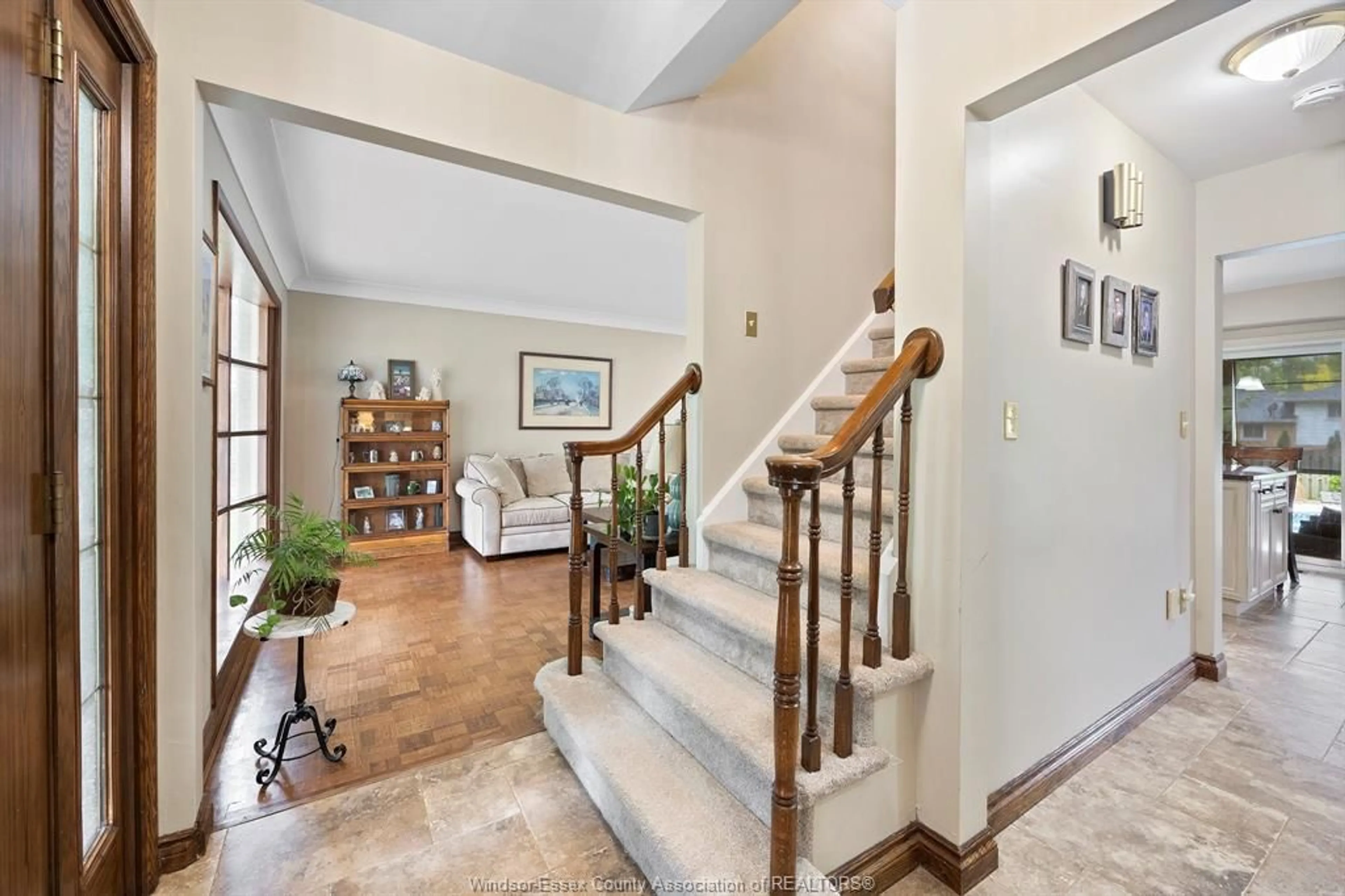 Indoor foyer for 2475 CURRY, Windsor Ontario N9E 2S4