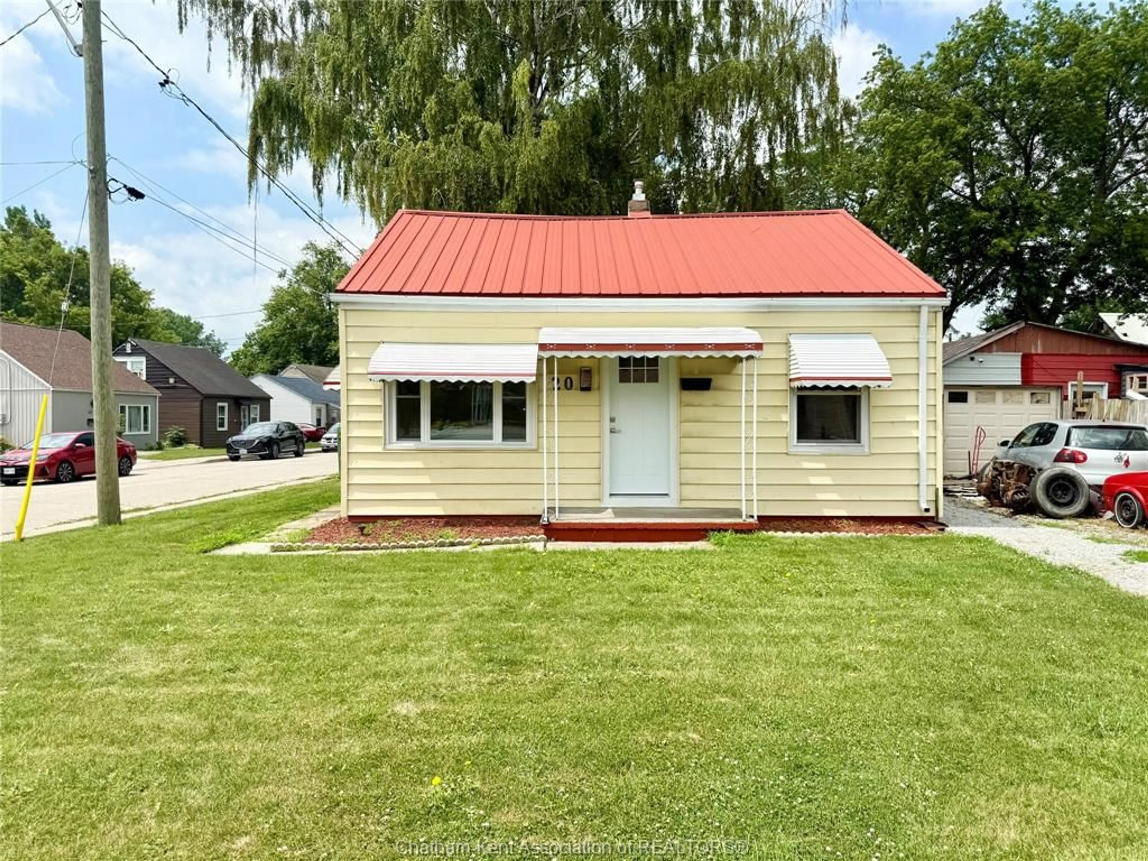 A pic from outside/outdoor area/front of a property/back of a property/a pic from drone, building for 20 MCNAUGHTON Ave, Wallaceburg Ontario N8A 1R8