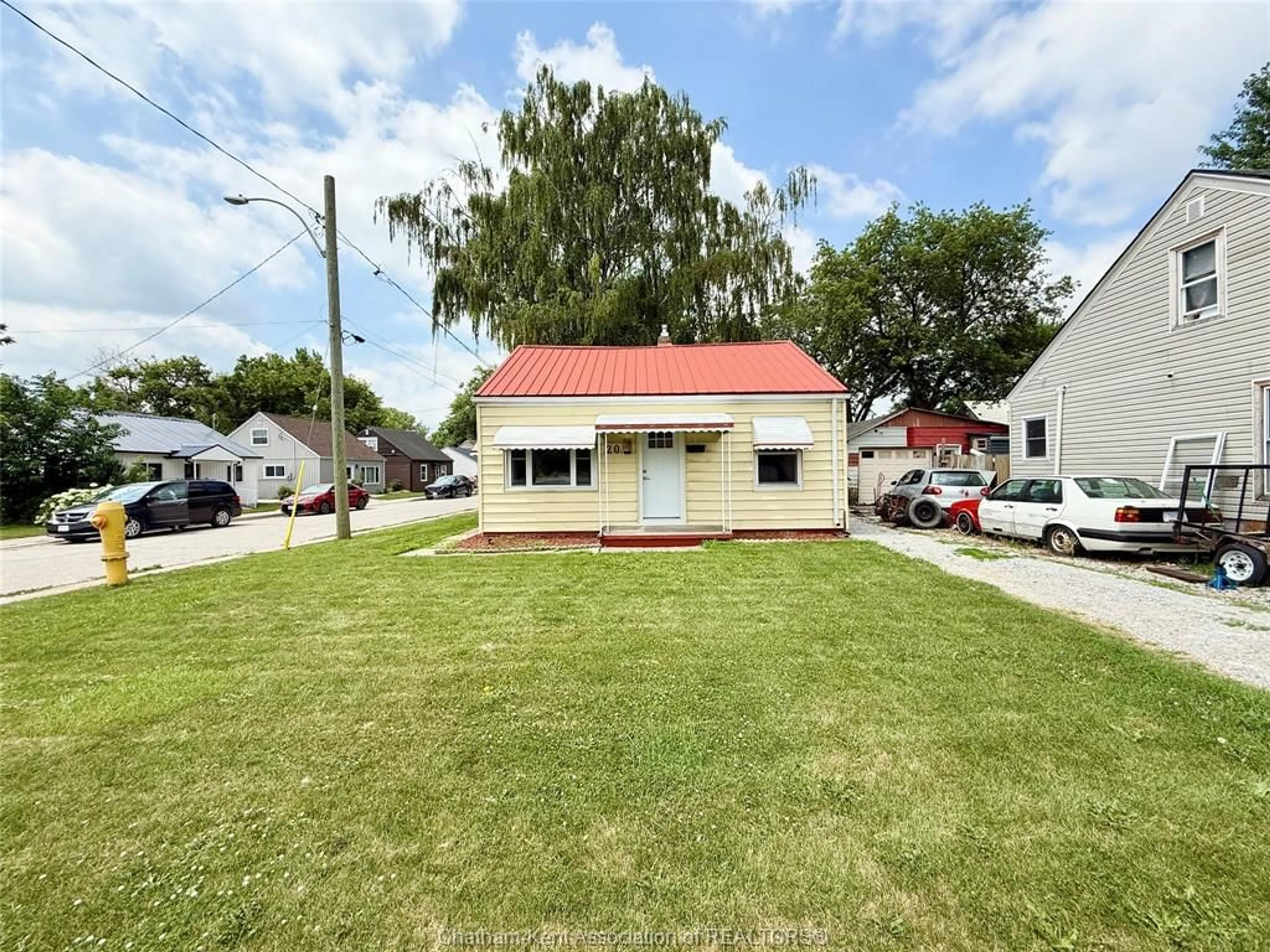 A pic from outside/outdoor area/front of a property/back of a property/a pic from drone, street for 20 MCNAUGHTON Ave, Wallaceburg Ontario N8A 1R8