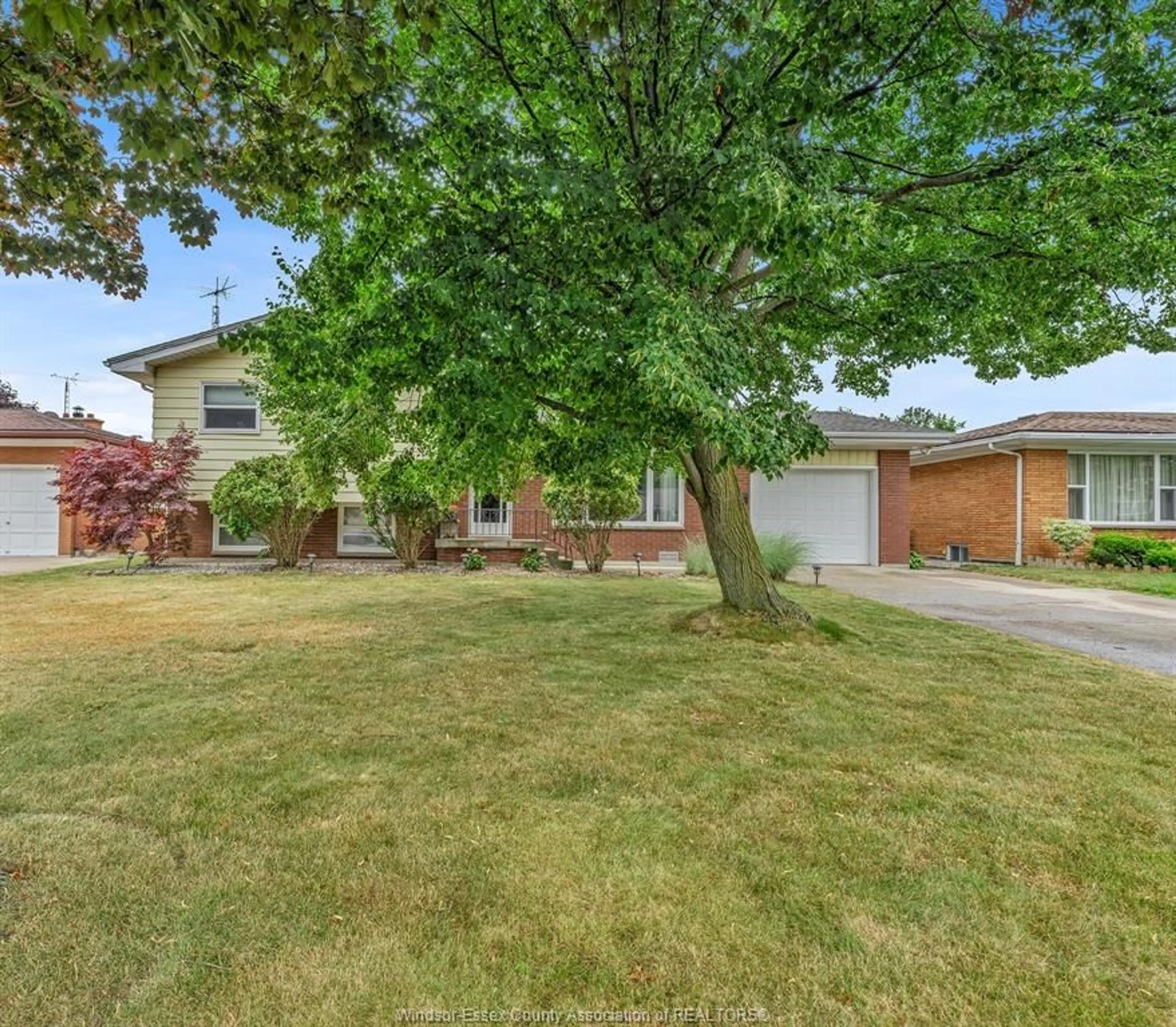 A pic from outside/outdoor area/front of a property/back of a property/a pic from drone, street for 69 LUTSCH, Leamington Ontario N8H 2N5