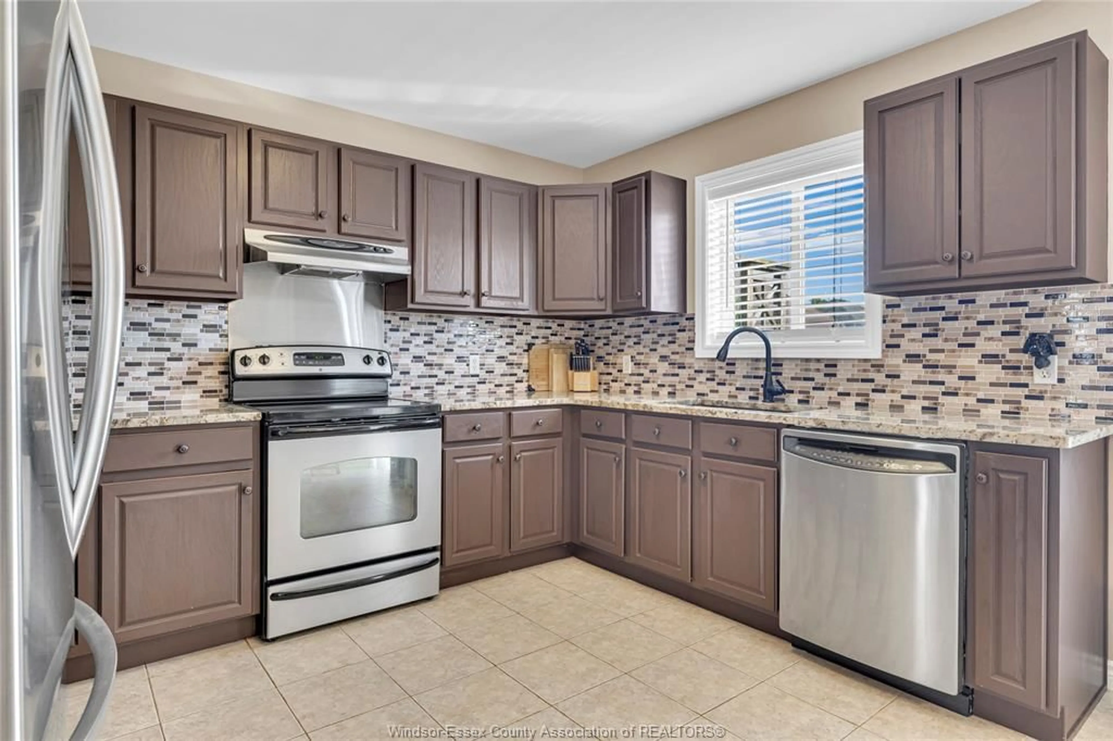 Unknown for 355 MCLELLAN Ave, Amherstburg Ontario N9V 4C7