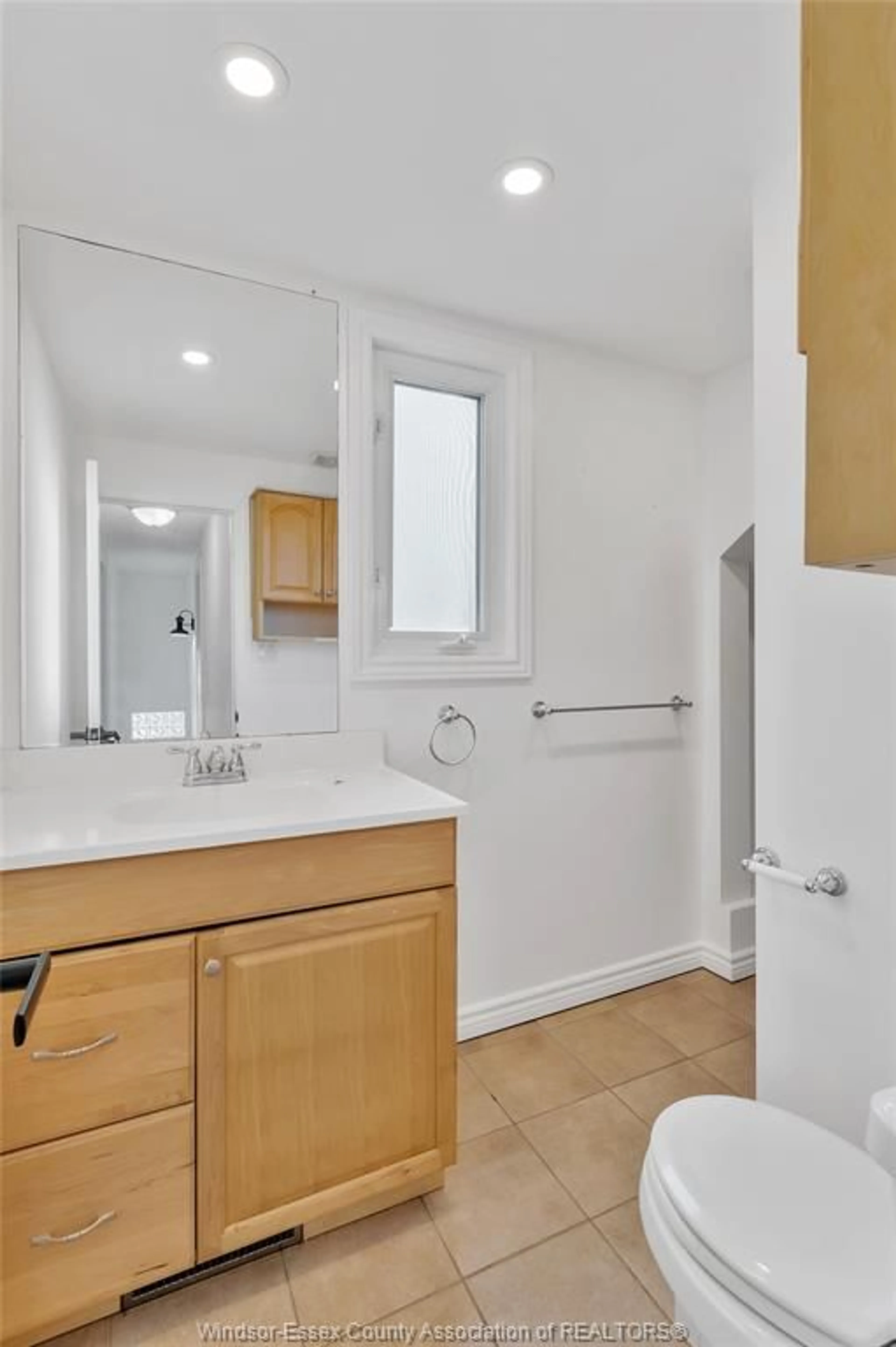 Standard bathroom, unknown for 51 BALACLAVA, Amherstburg Ontario N9V 2G5