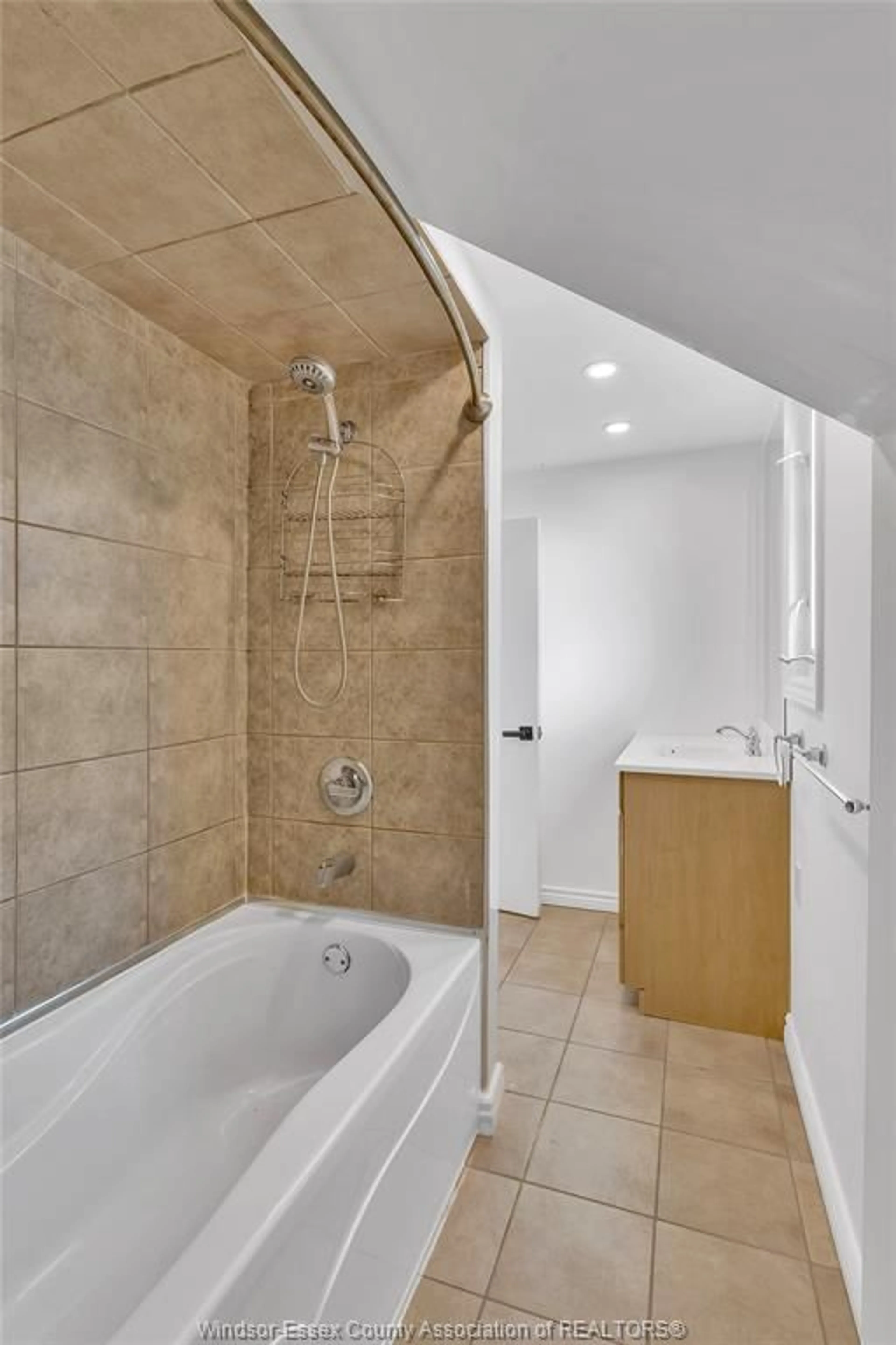 Standard bathroom, ceramic/tile floor for 51 BALACLAVA, Amherstburg Ontario N9V 2G5