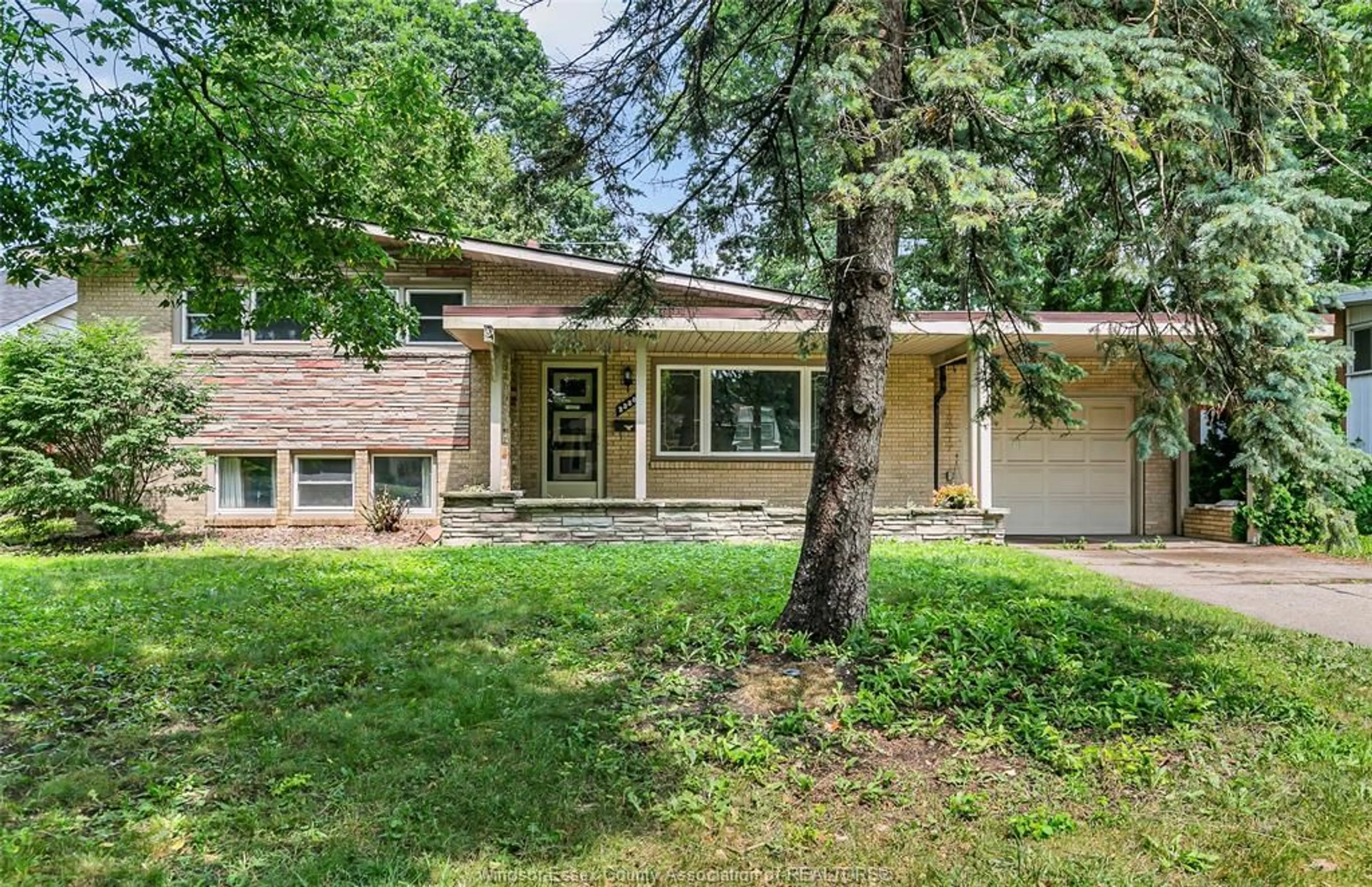 Home with vinyl exterior material, unknown for 3350 GLENWOOD, Windsor Ontario N9E 2Y2