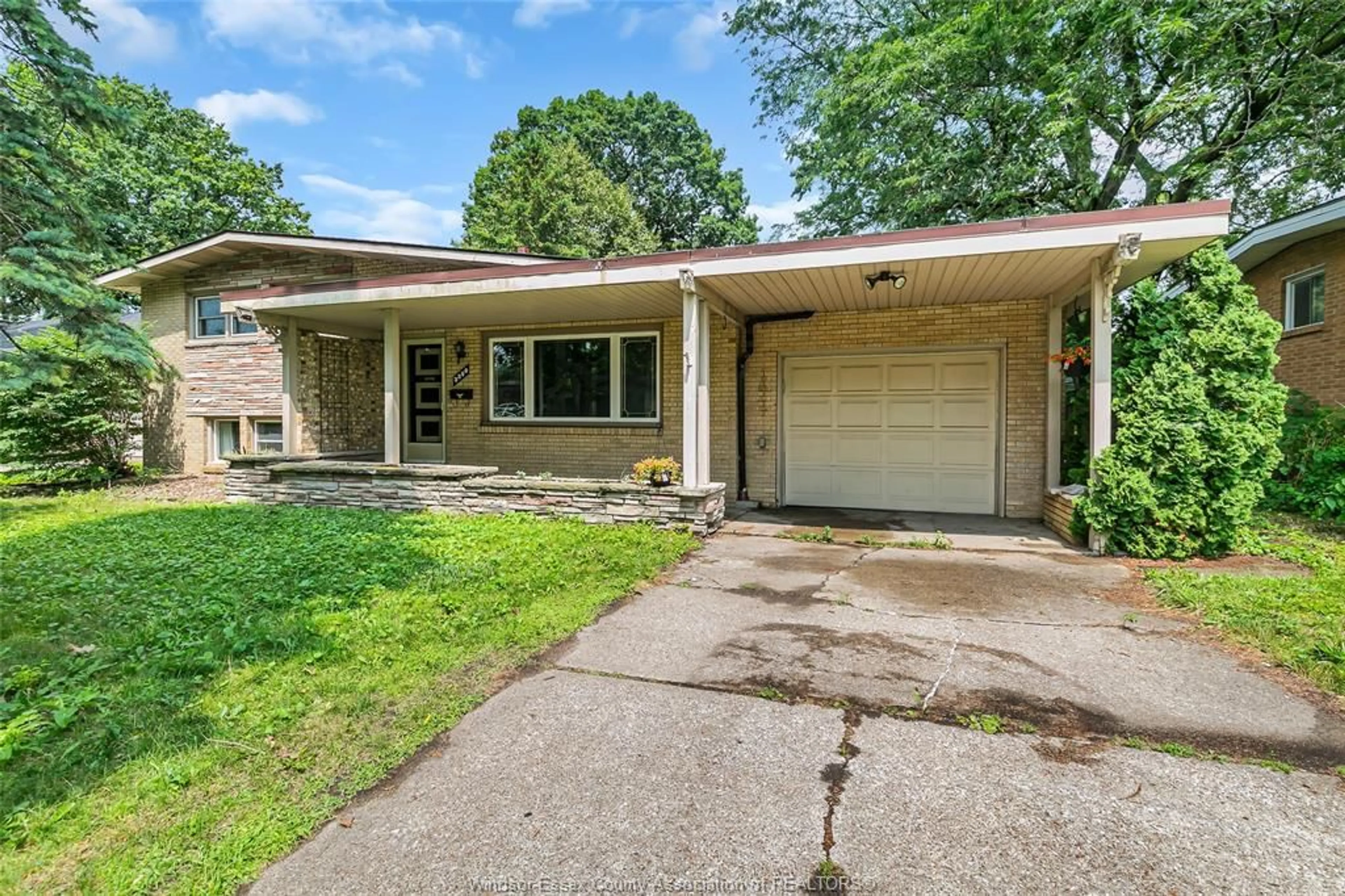 Unknown for 3350 GLENWOOD, Windsor Ontario N9E 2Y2