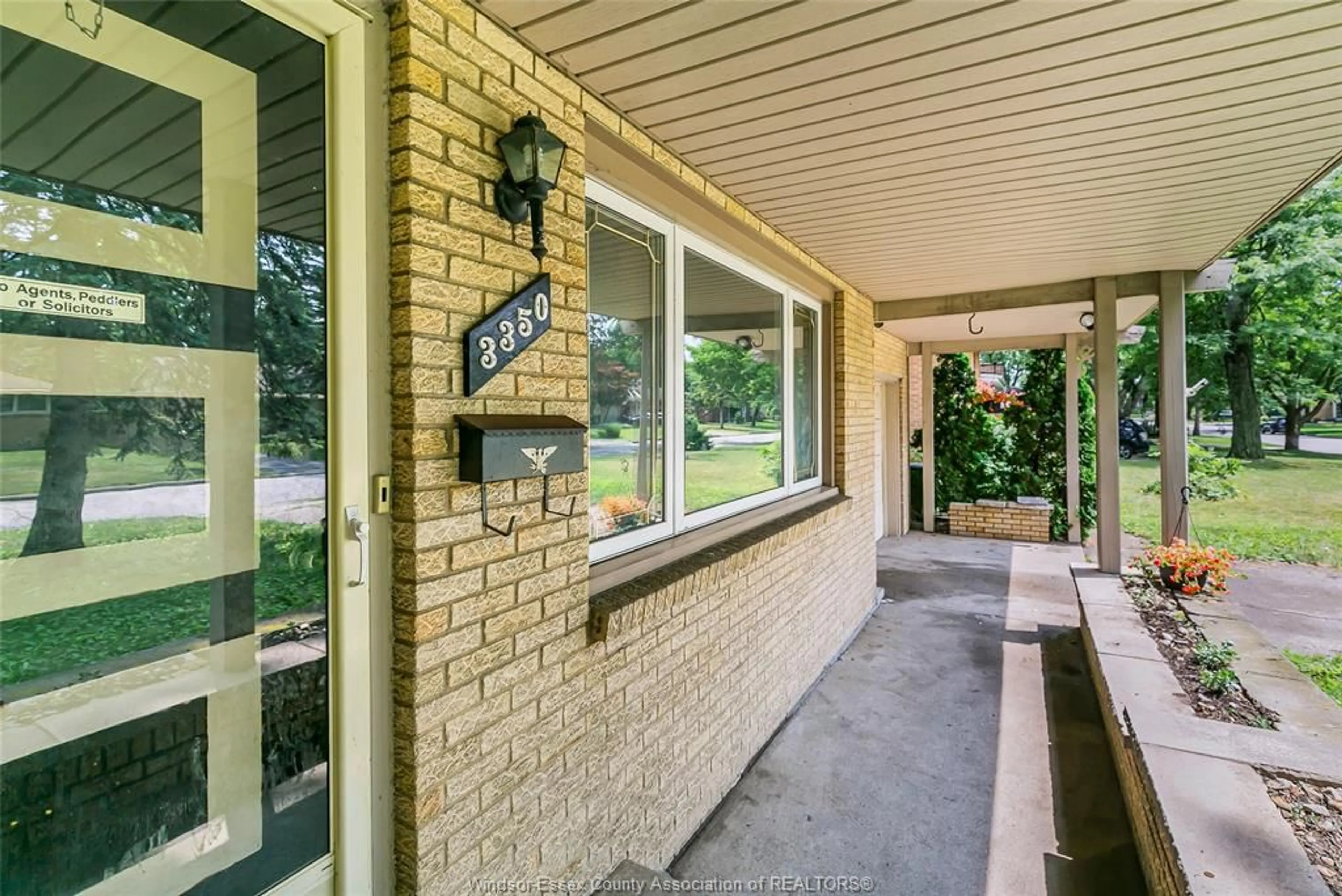 Indoor entryway for 3350 GLENWOOD, Windsor Ontario N9E 2Y2