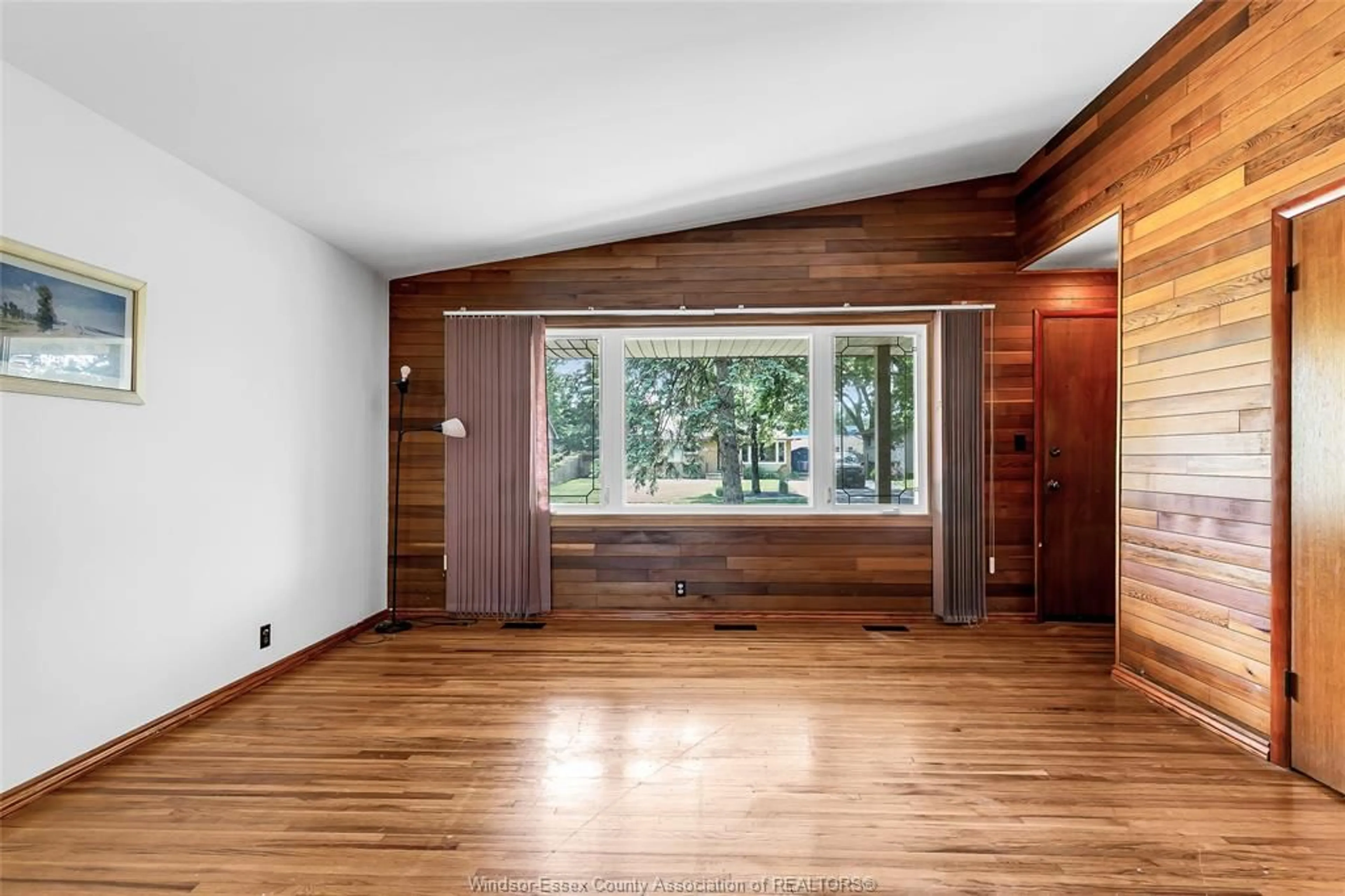 Indoor entryway for 3350 GLENWOOD, Windsor Ontario N9E 2Y2