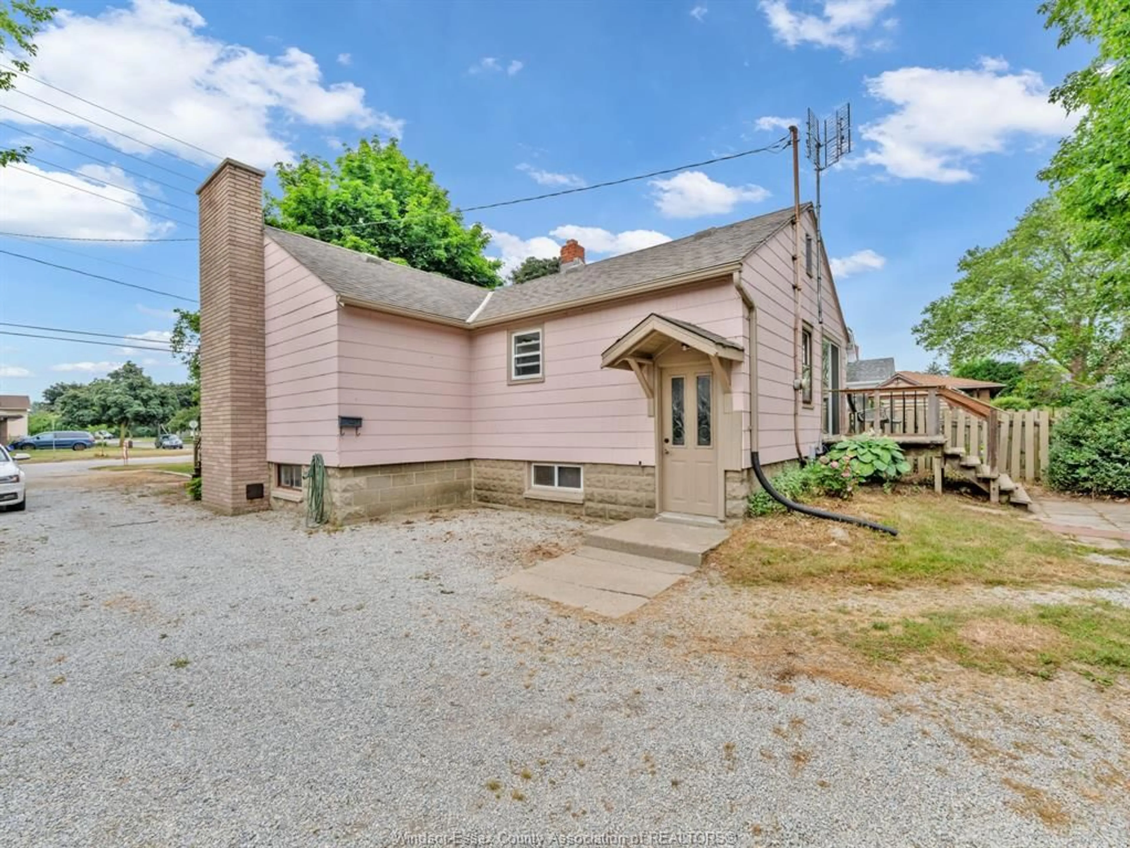 A pic from outside/outdoor area/front of a property/back of a property/a pic from drone, street for 35 WILKINSON Dr, Leamington Ontario N8H 1A1