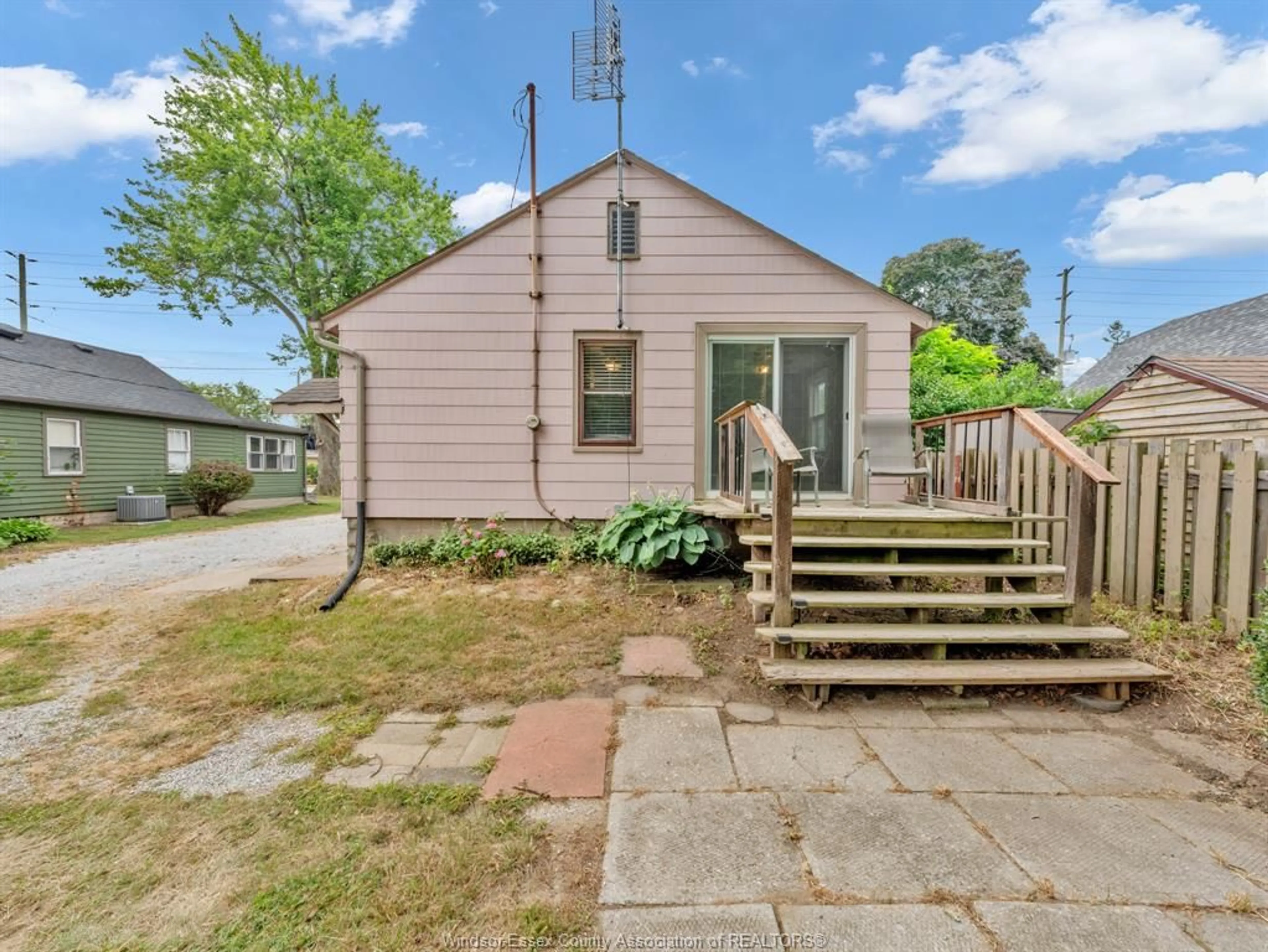A pic from outside/outdoor area/front of a property/back of a property/a pic from drone, street for 35 WILKINSON Dr, Leamington Ontario N8H 1A1