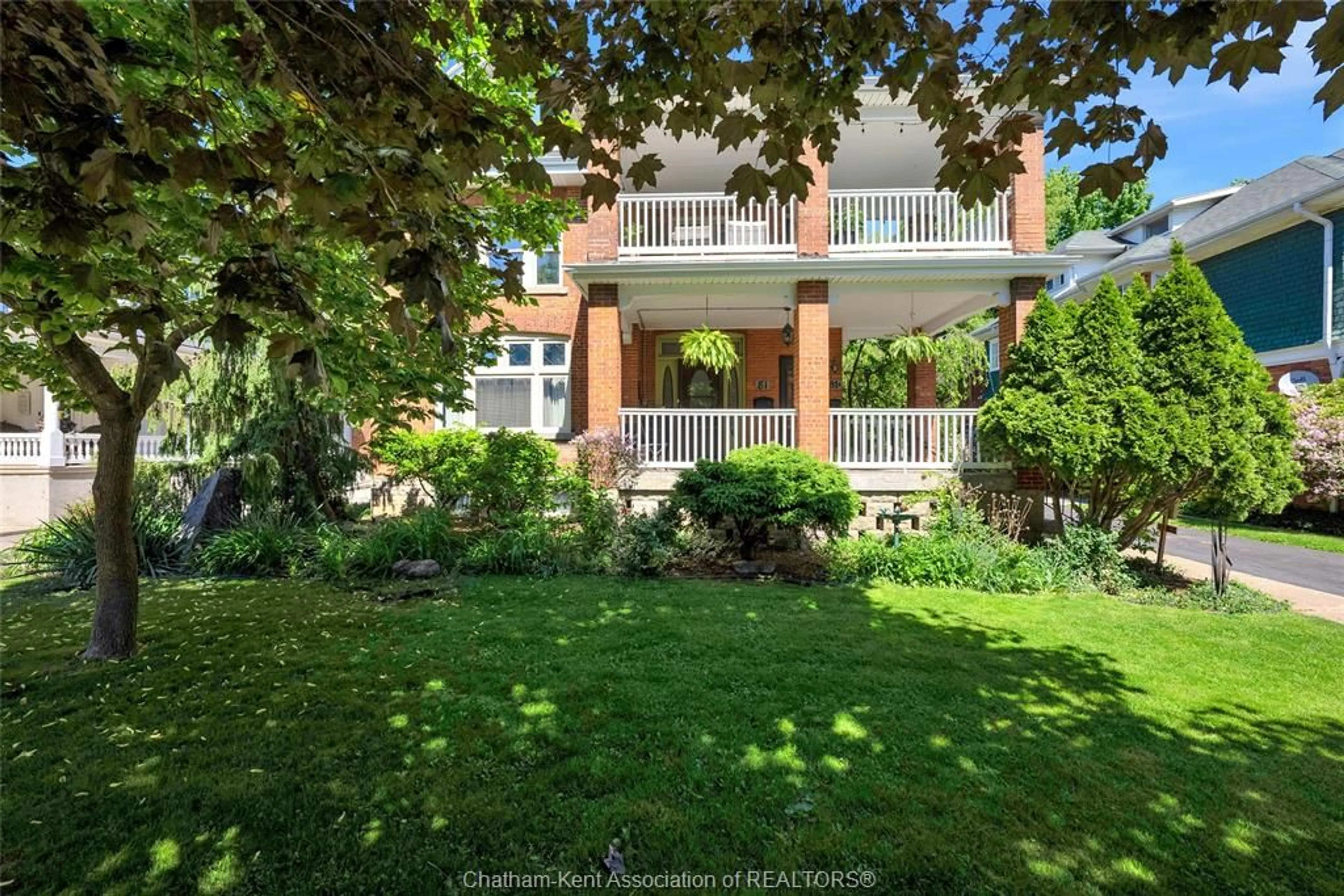 A pic from outside/outdoor area/front of a property/back of a property/a pic from drone, street for 81-81.5 Cross St, Chatham Ontario N7L 4K4