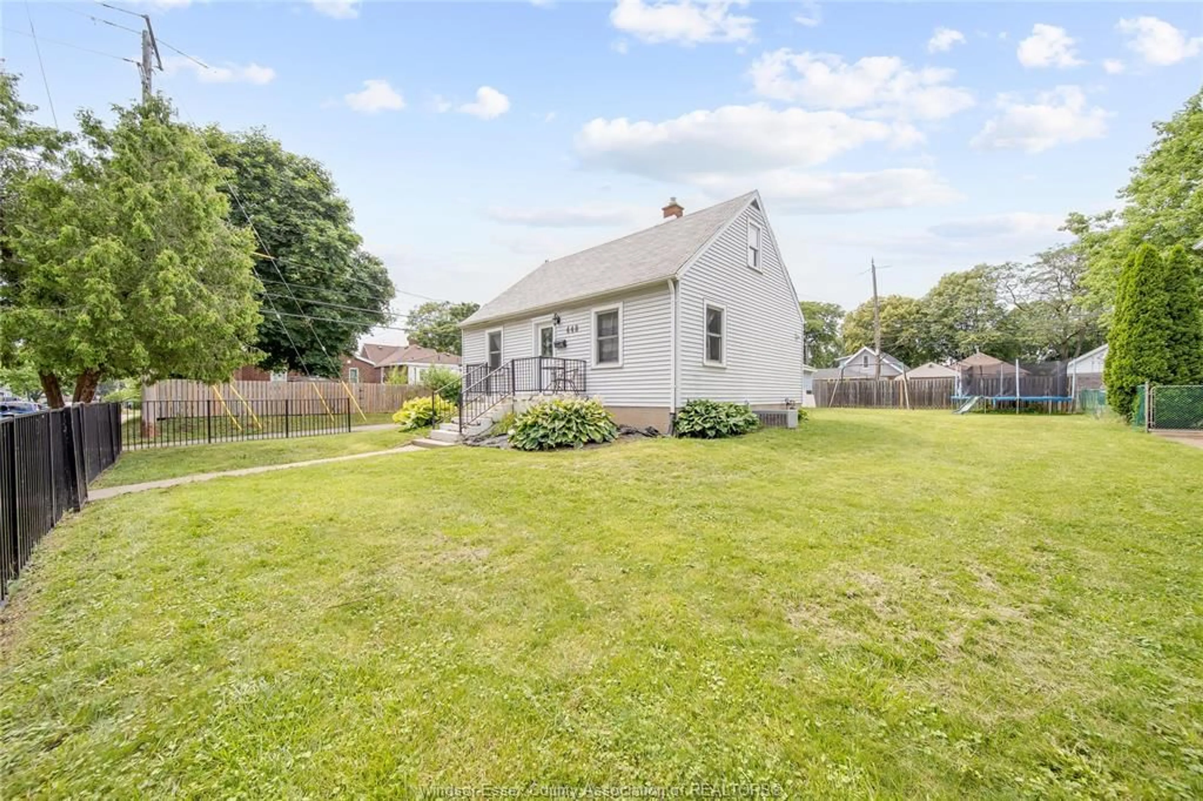 A pic from outside/outdoor area/front of a property/back of a property/a pic from drone, street for 448 ELLIS, Windsor Ontario N8X 1B2