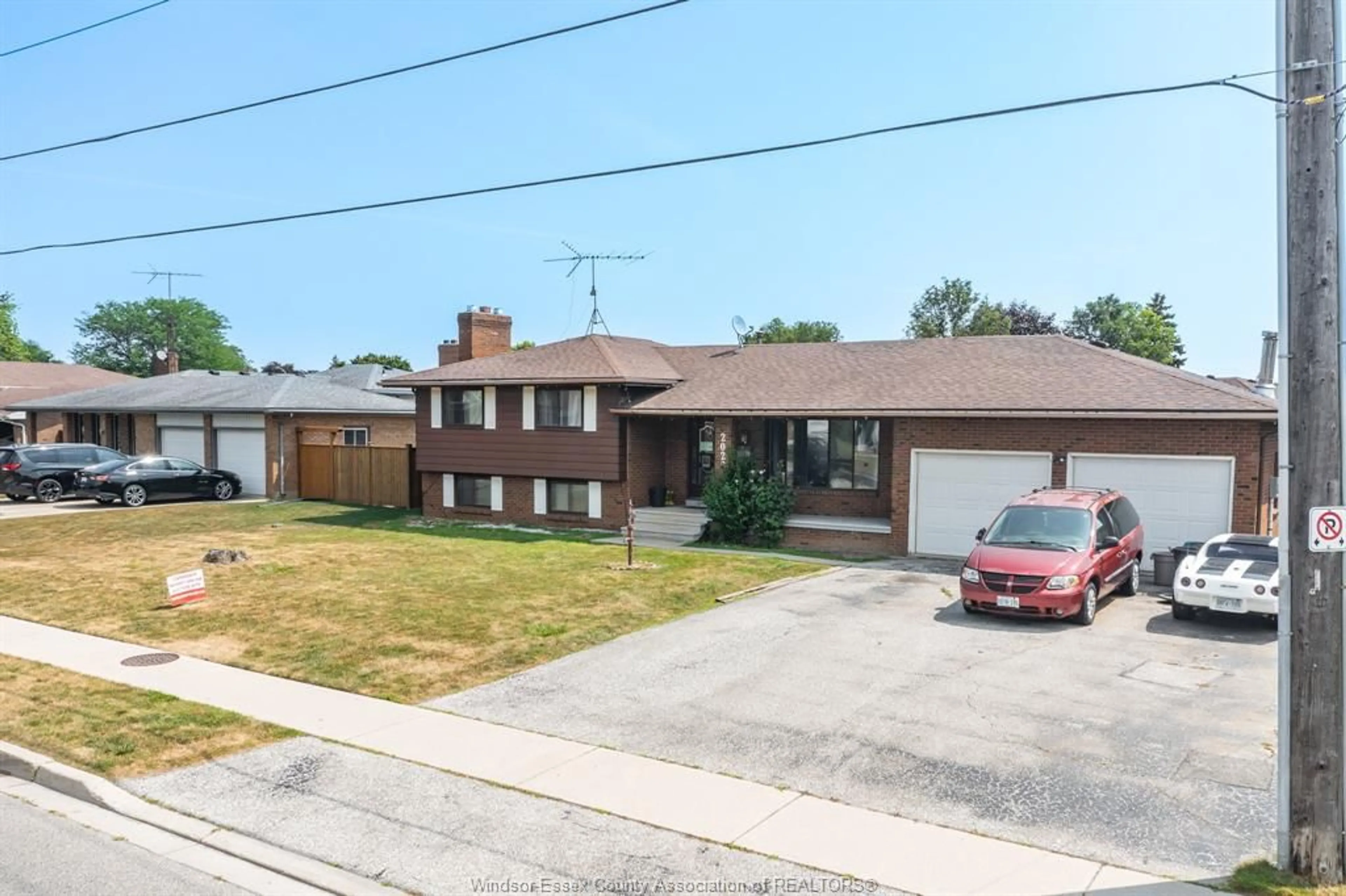 A pic from outside/outdoor area/front of a property/back of a property/a pic from drone, street for 2028 LESPERANCE, Tecumseh Ontario N8N 2N4