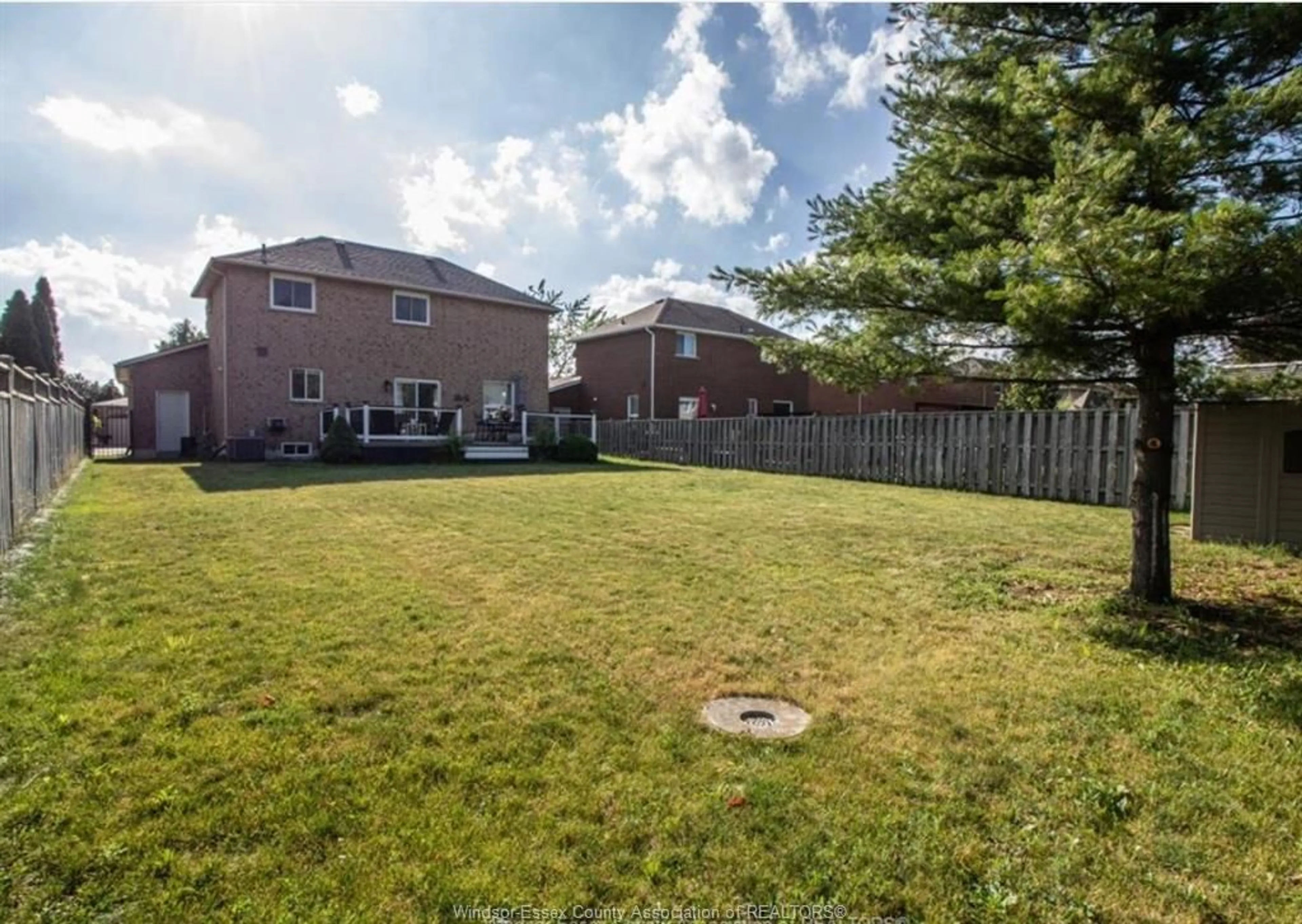 A pic from outside/outdoor area/front of a property/back of a property/a pic from drone, unknown for 12843 LANOUE, Tecumseh Ontario N8N 4V3