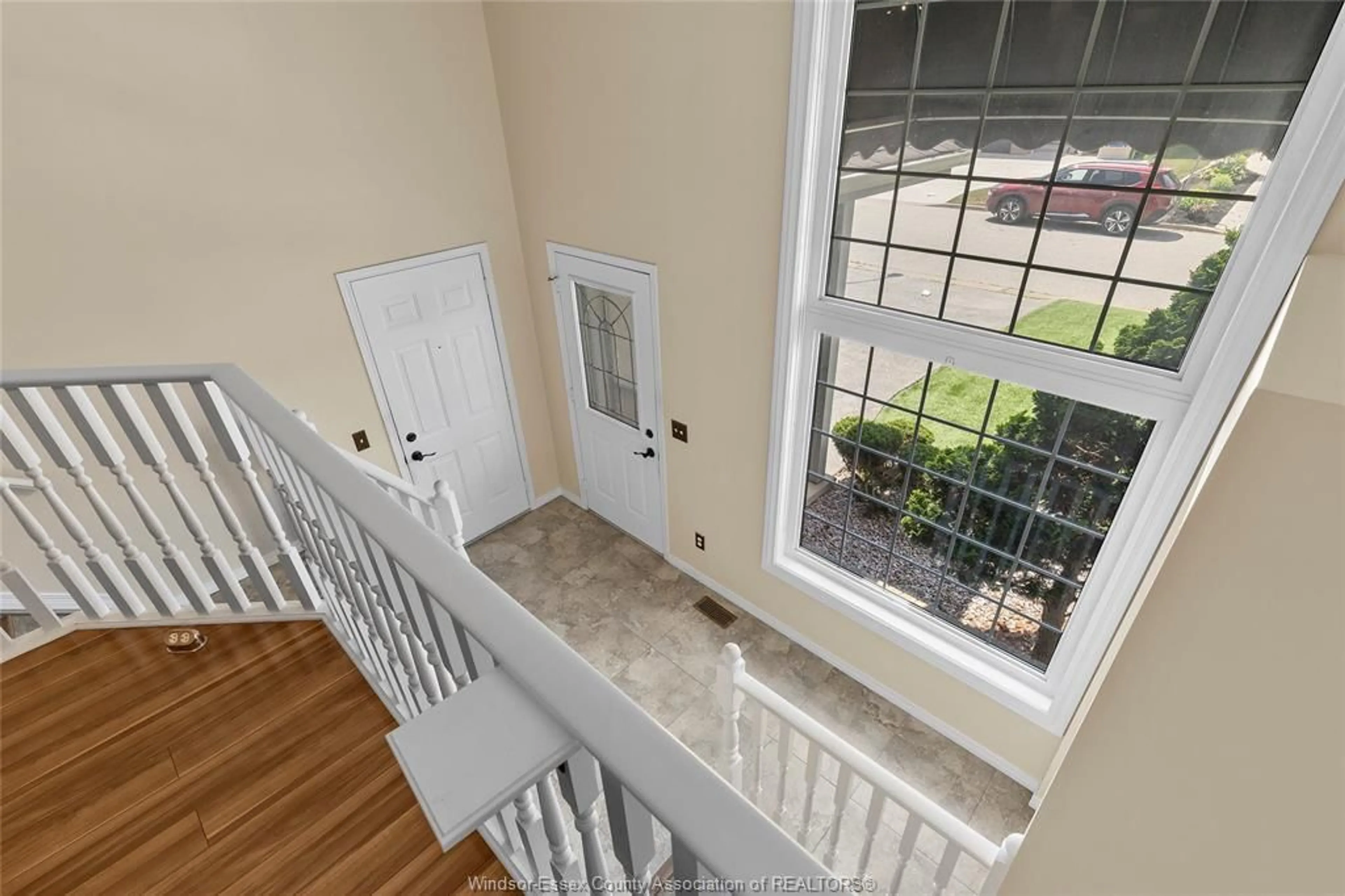 Indoor entryway for 441 MERRILL, LaSalle Ontario N9J 3R2