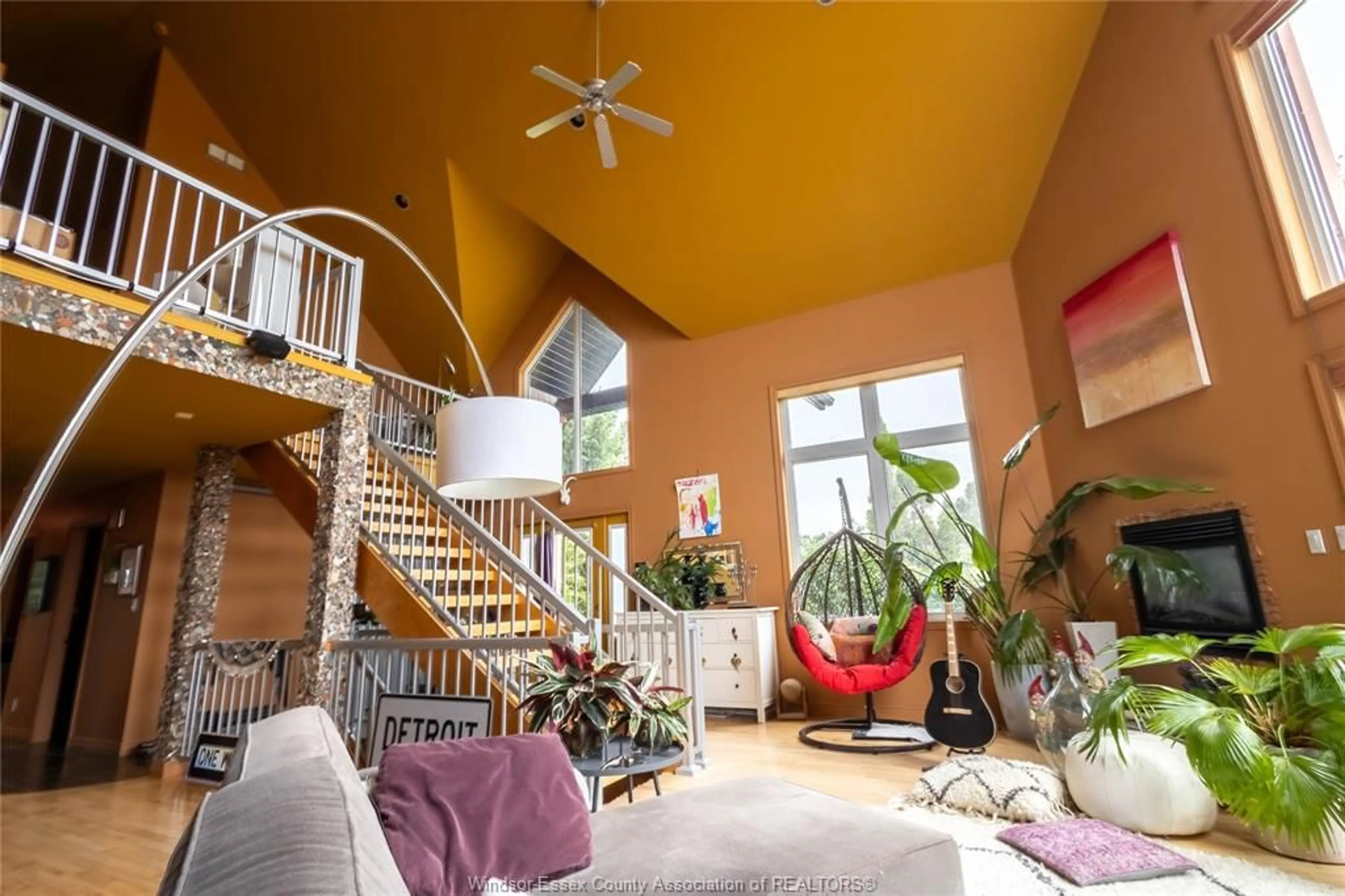 Indoor foyer for 535 ERIE (COUNTY RD 13), Essex Ontario N0G 1G0
