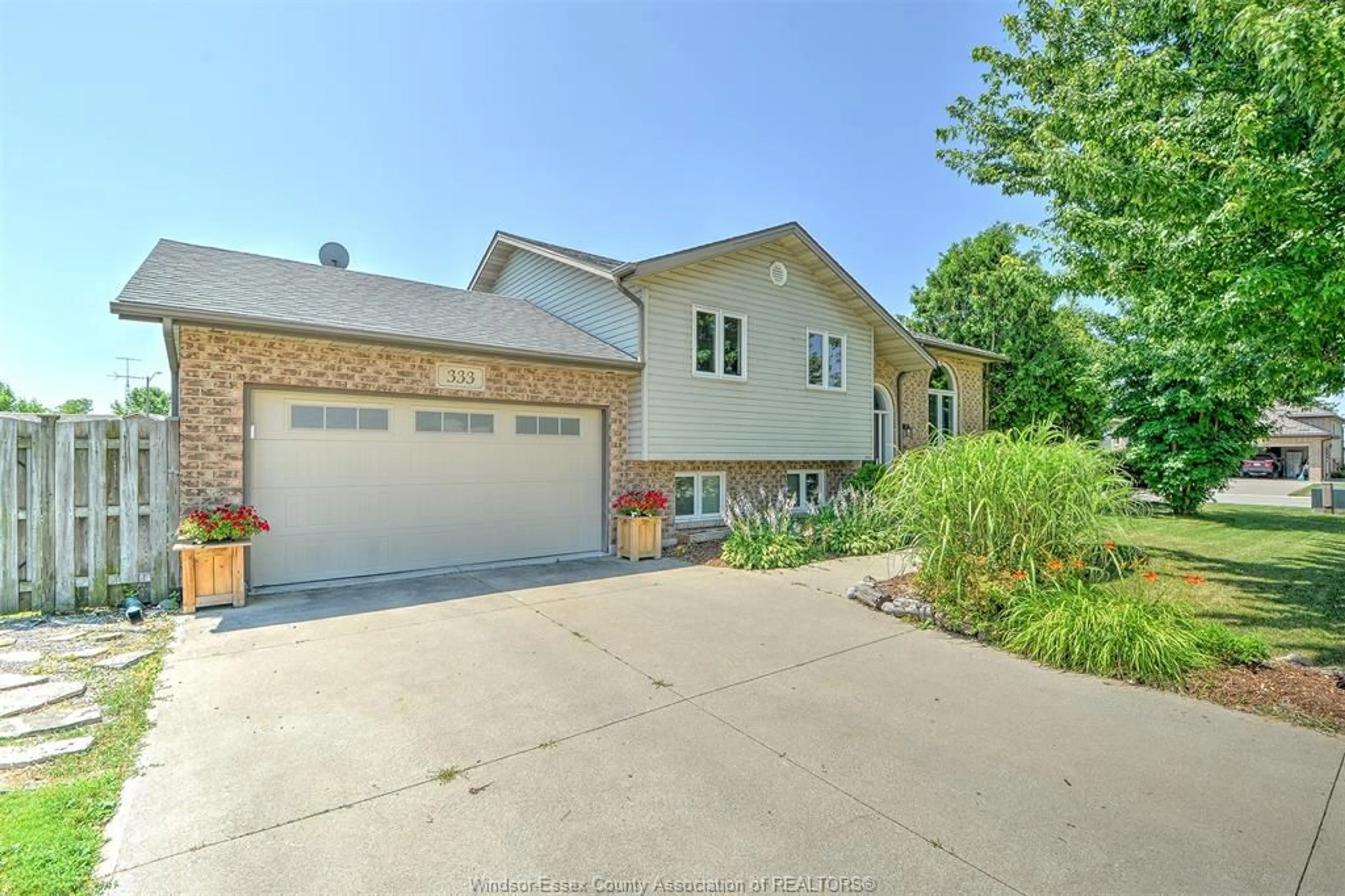 A pic from outside/outdoor area/front of a property/back of a property/a pic from drone, street for 333 MAPLE Ave, Harrow Ontario N0R 1G0