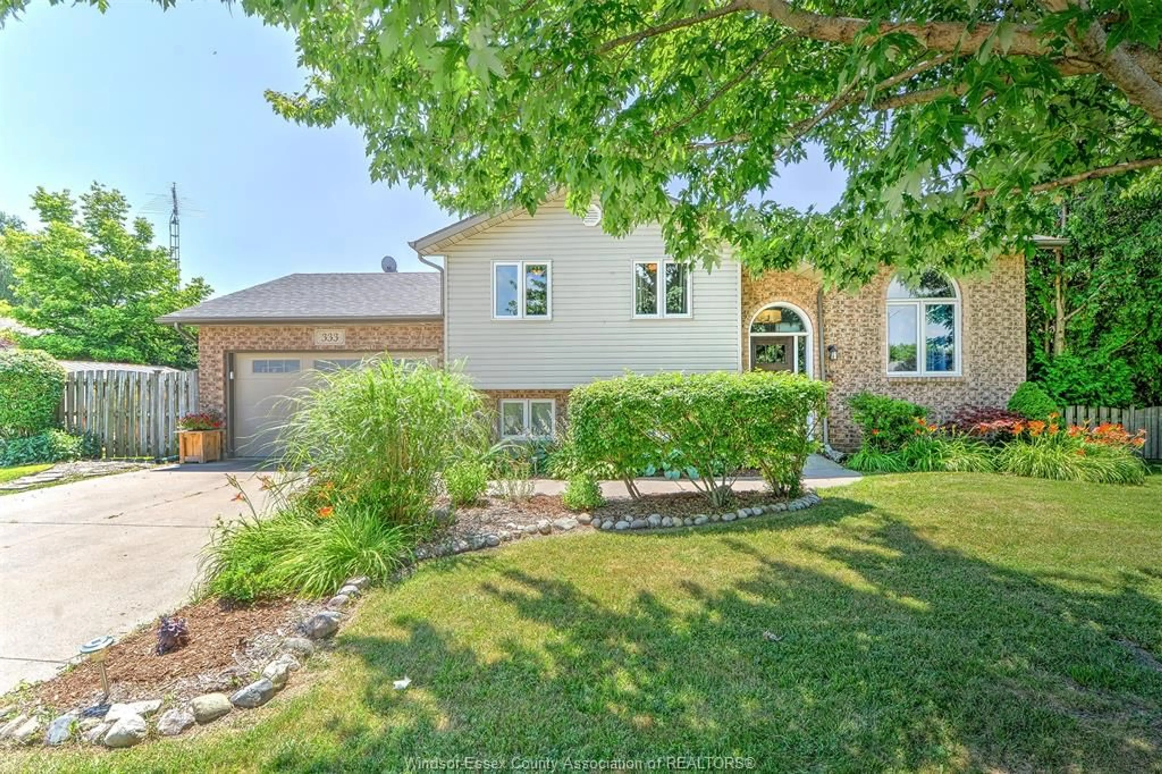 A pic from outside/outdoor area/front of a property/back of a property/a pic from drone, street for 333 MAPLE Ave, Harrow Ontario N0R 1G0