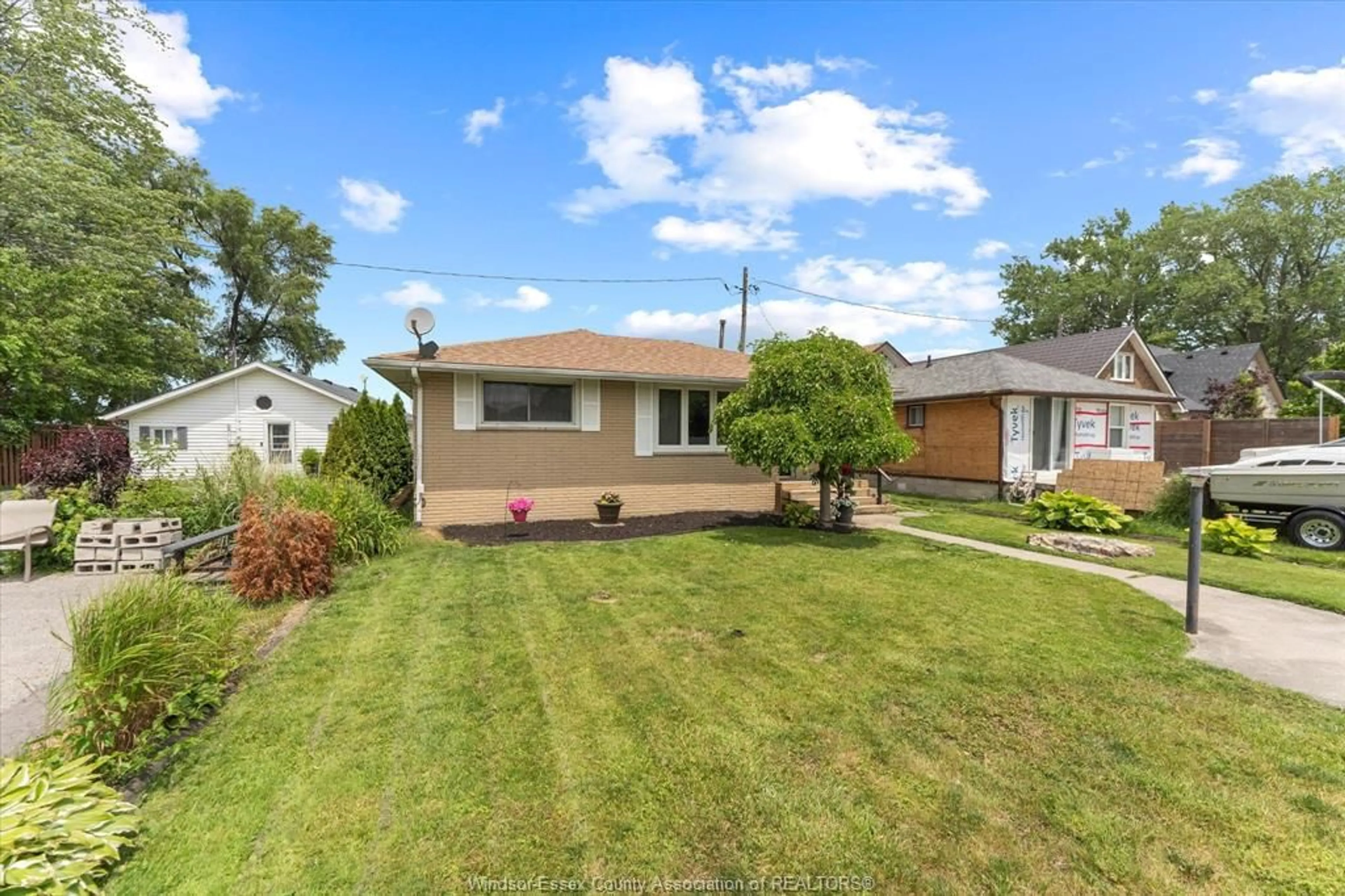A pic from outside/outdoor area/front of a property/back of a property/a pic from drone, street for 591 ROSS BEACH Rd, Lakeshore Ontario N0R 1A0
