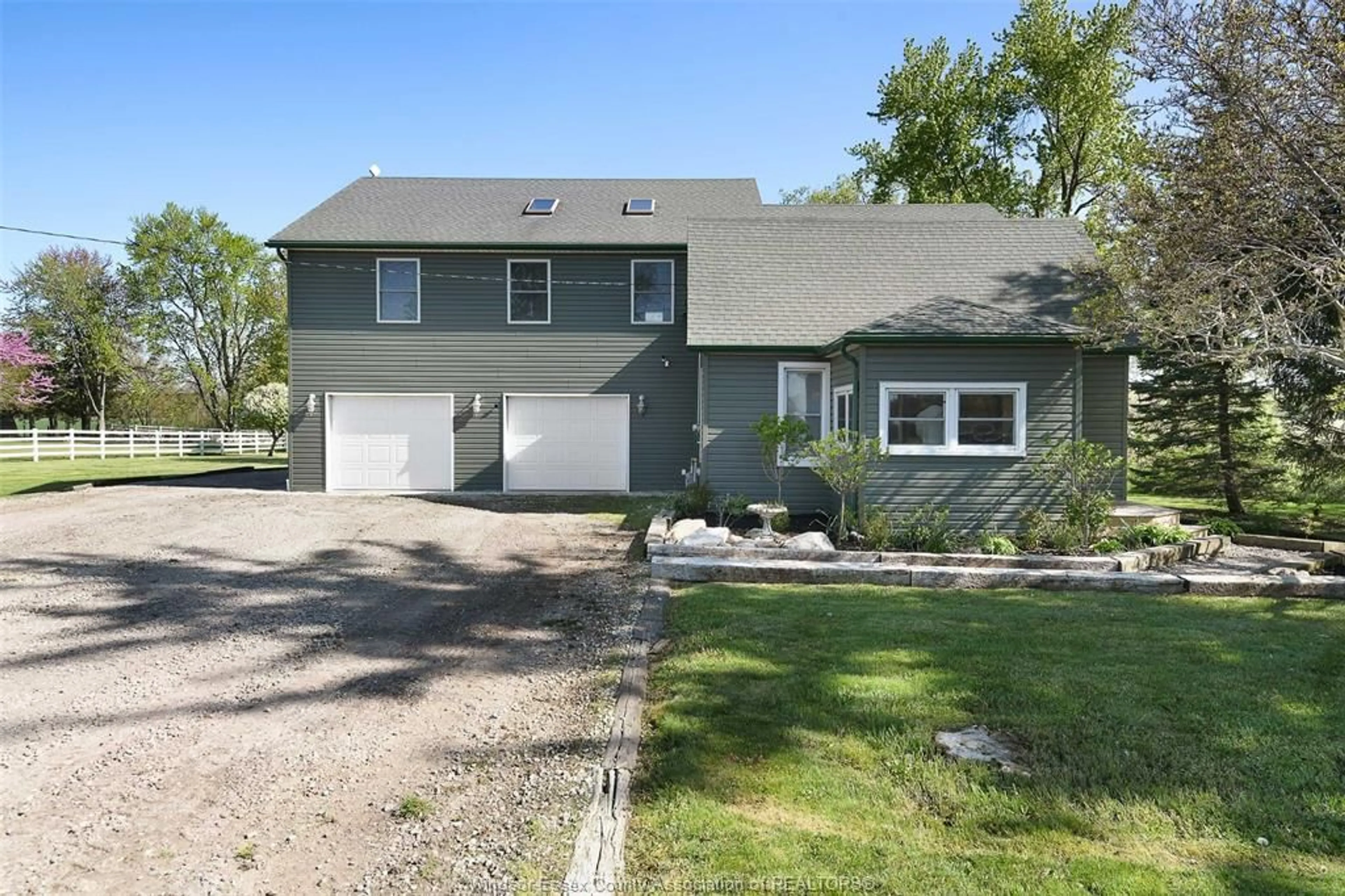Home with vinyl exterior material, street for 564 ROAD 2, Kingsville Ontario N9Y 2E4