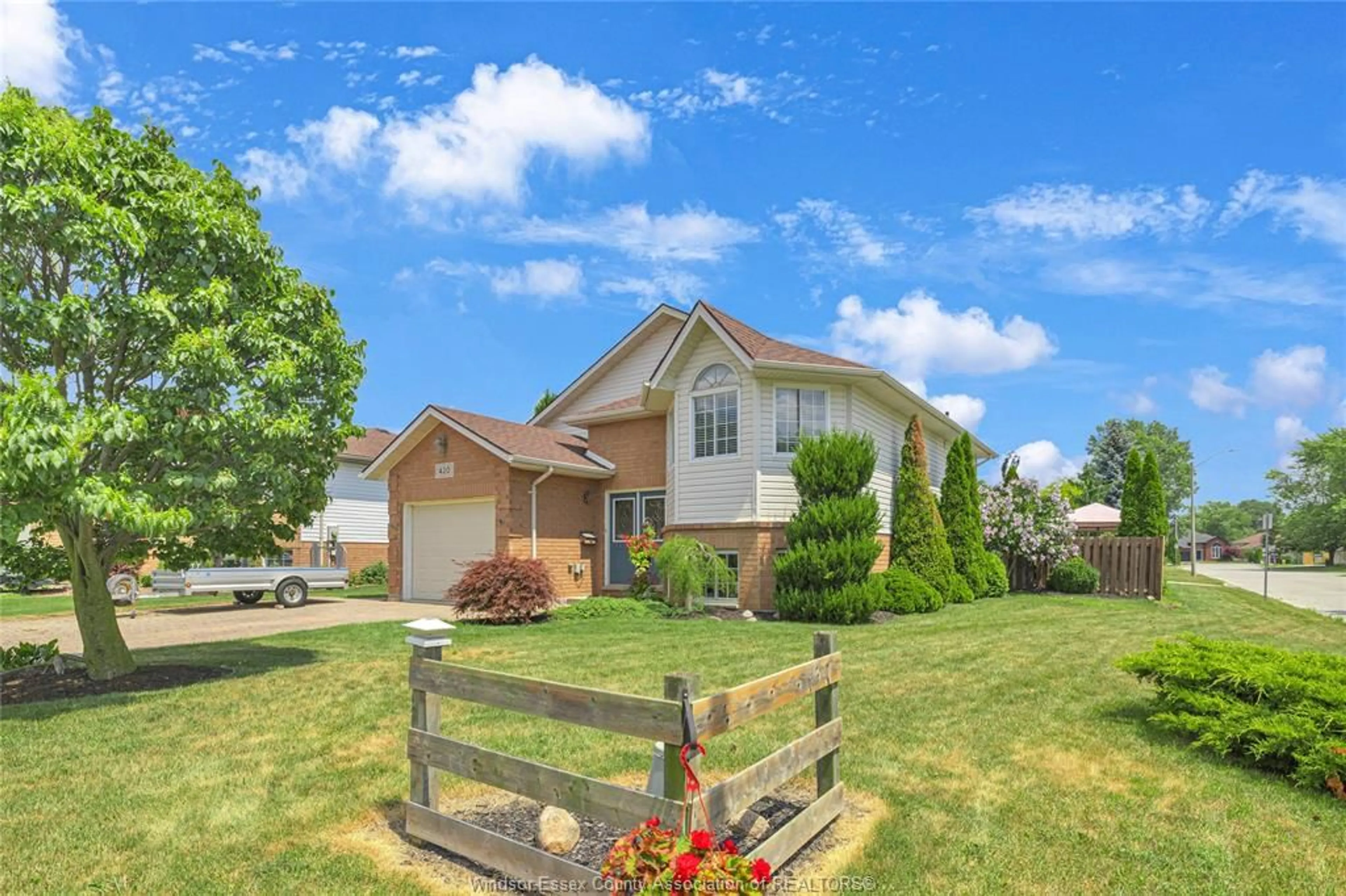 Home with vinyl exterior material, unknown for 420 MICHIGAN, LaSalle Ontario N9J 3R5