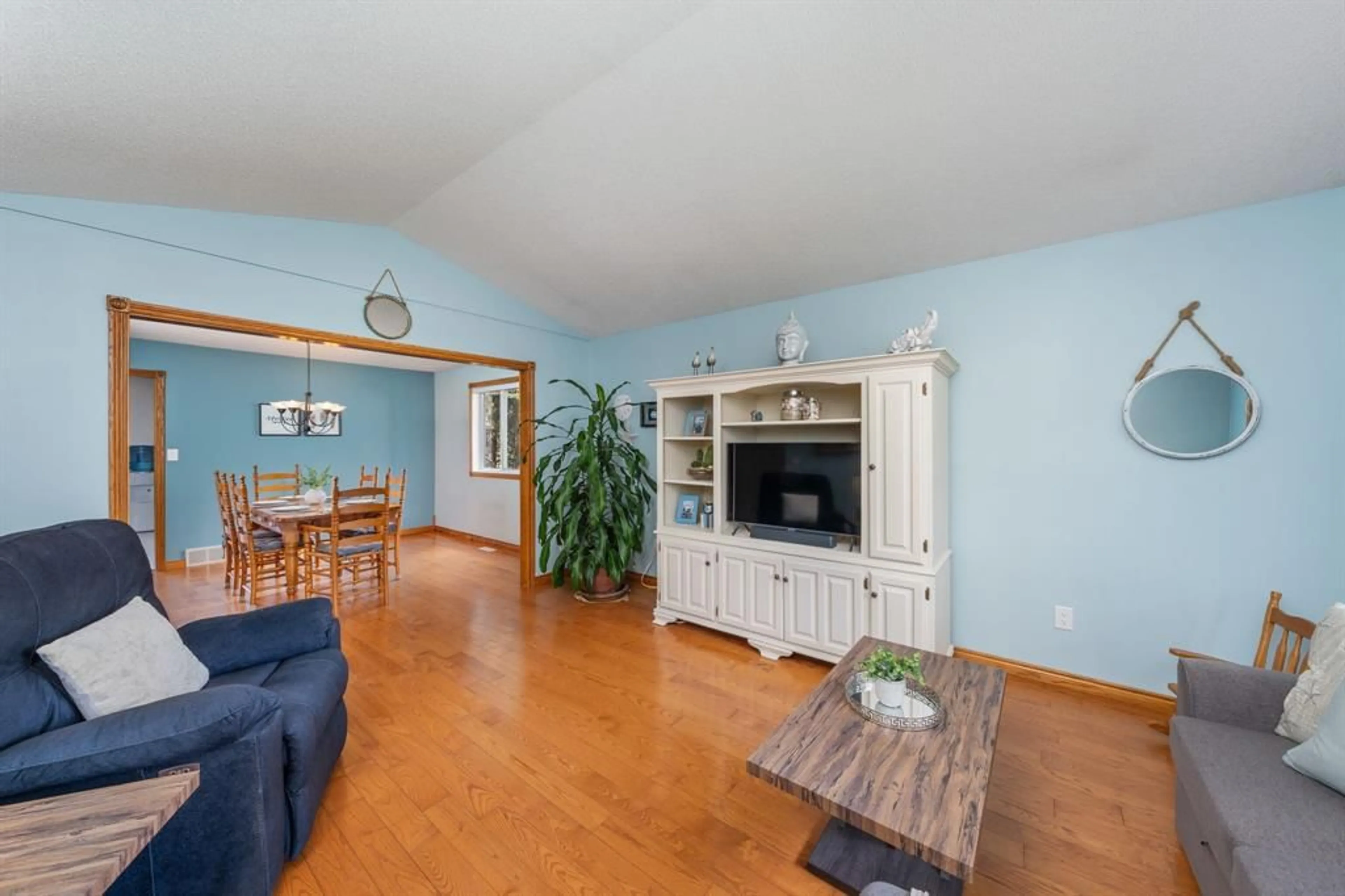 Living room with furniture, wood/laminate floor for 485 BROOKE St, Plympton-Wyoming Ontario N0N 1T0