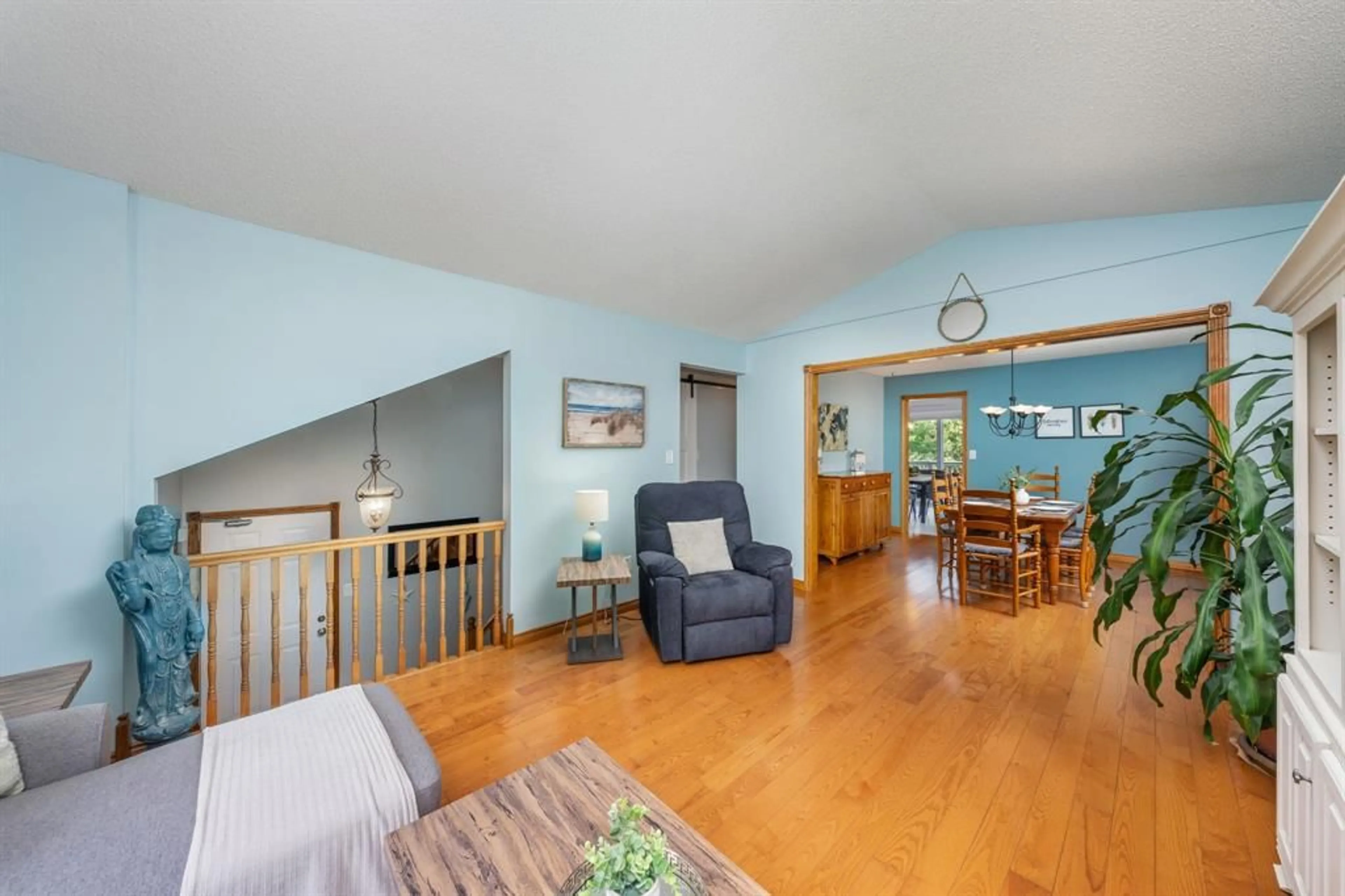 Living room with furniture, wood/laminate floor for 485 BROOKE St, Plympton-Wyoming Ontario N0N 1T0