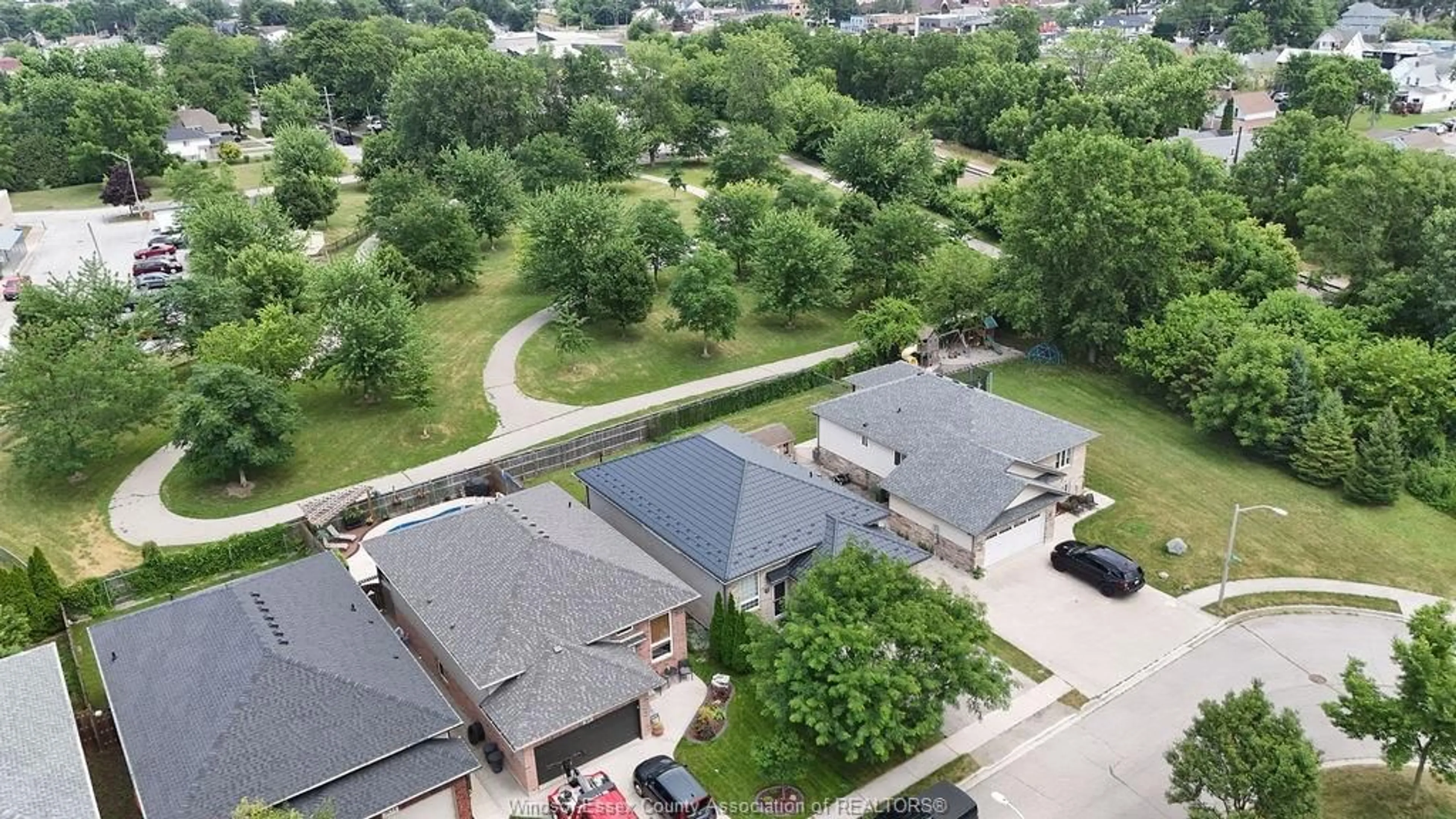 A pic from outside/outdoor area/front of a property/back of a property/a pic from drone, street for 2686 MAITLAND, Windsor Ontario N8P 1Y9