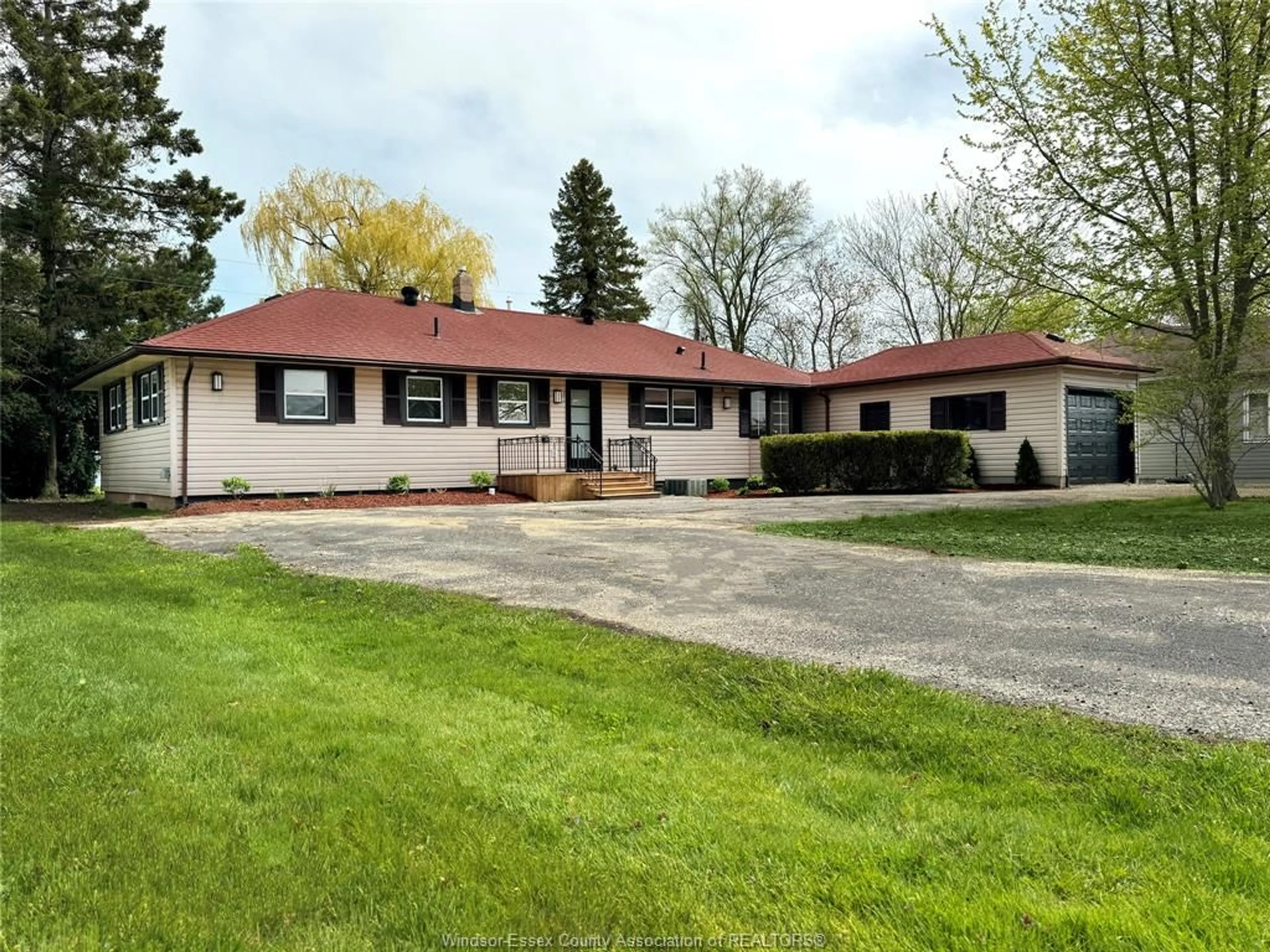 A pic from outside/outdoor area/front of a property/back of a property/a pic from drone, street for 268 DETROIT Line, Wheatley Ontario N0P 2P0