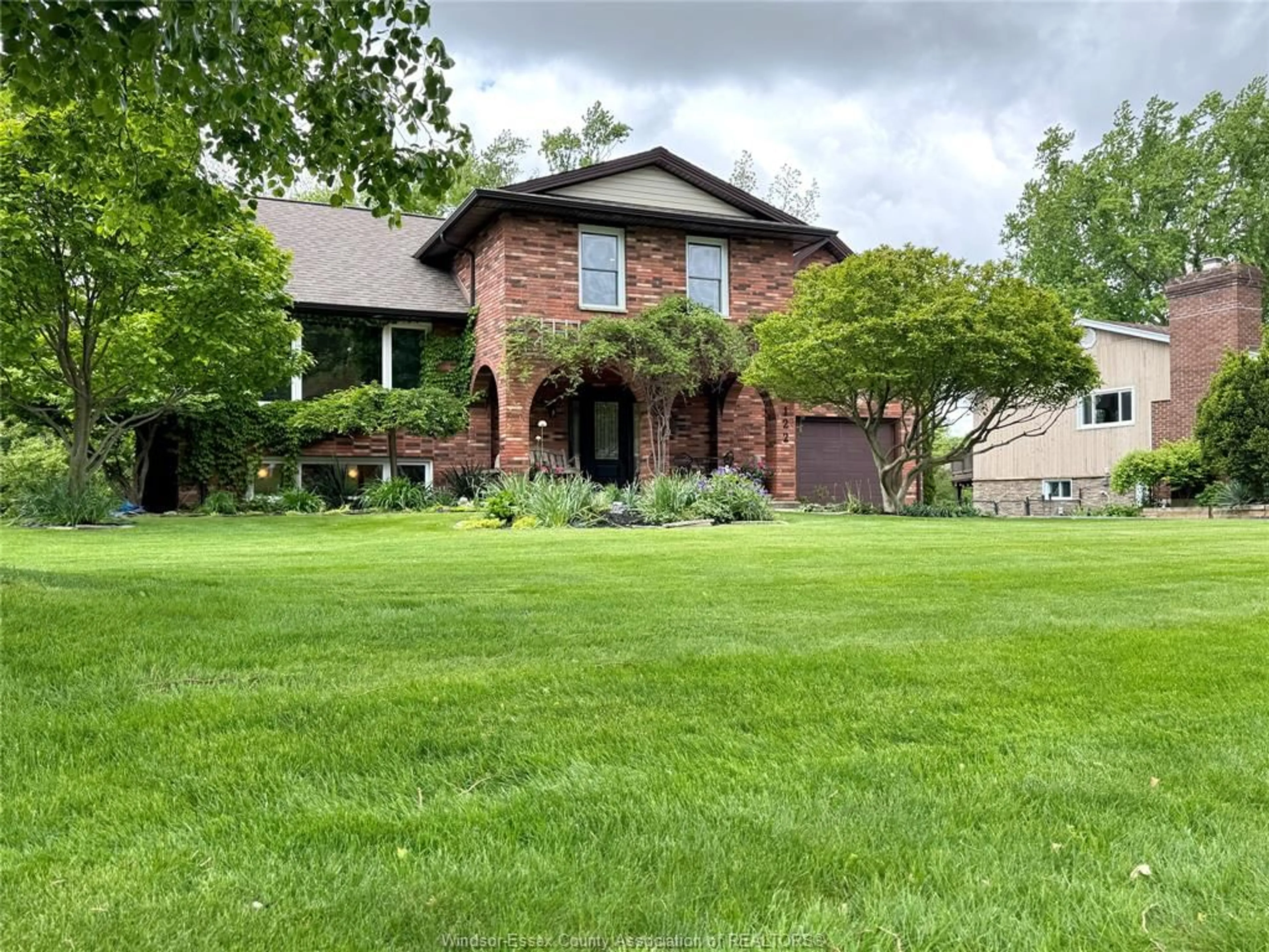 A pic from outside/outdoor area/front of a property/back of a property/a pic from drone, unknown for 122 AUGUSTINE Dr, Kingsville Ontario N9W 1C5