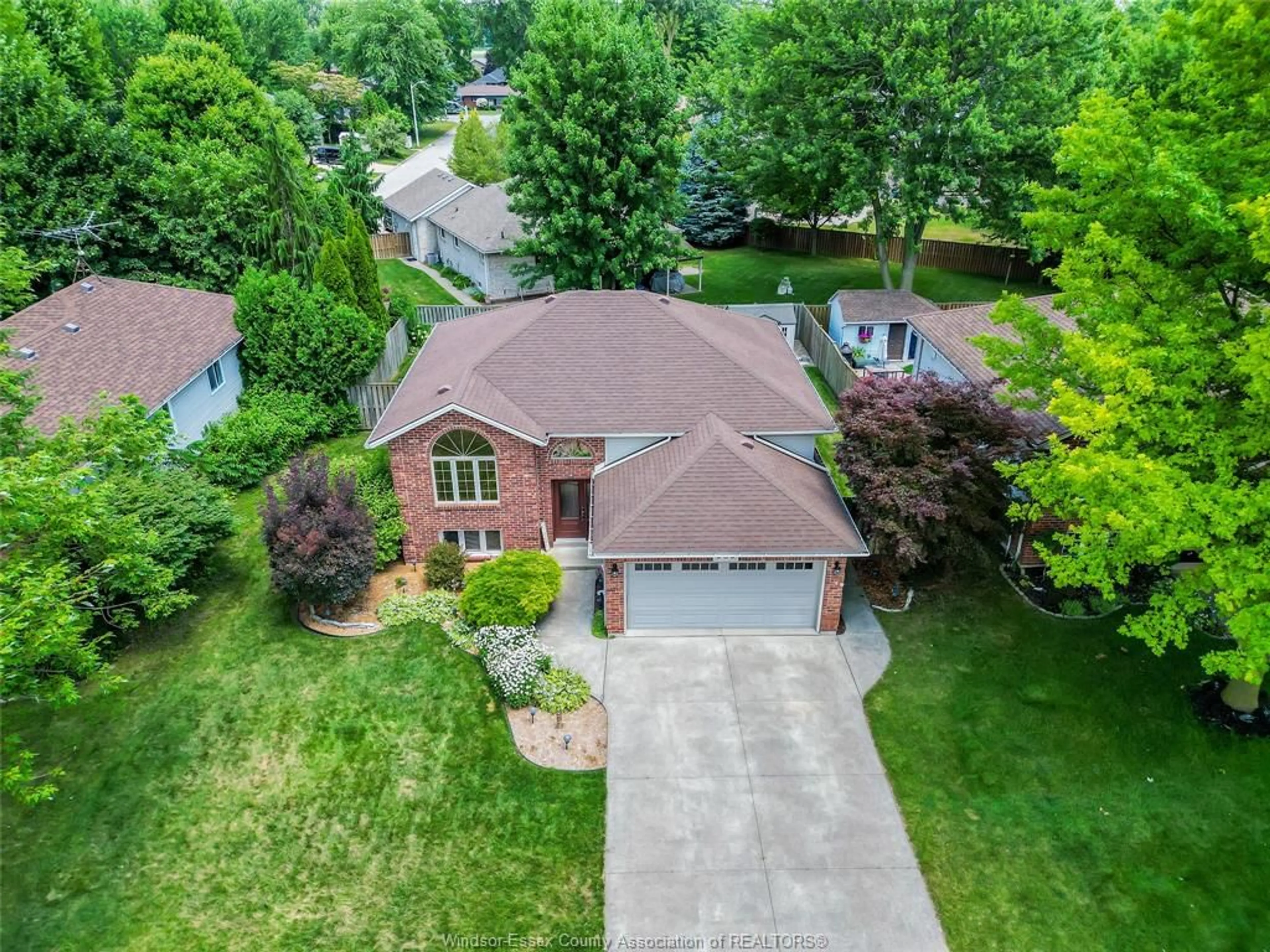 A pic from outside/outdoor area/front of a property/back of a property/a pic from drone, street for 585 VANDERNOOT, LaSalle Ontario N9J 3P7