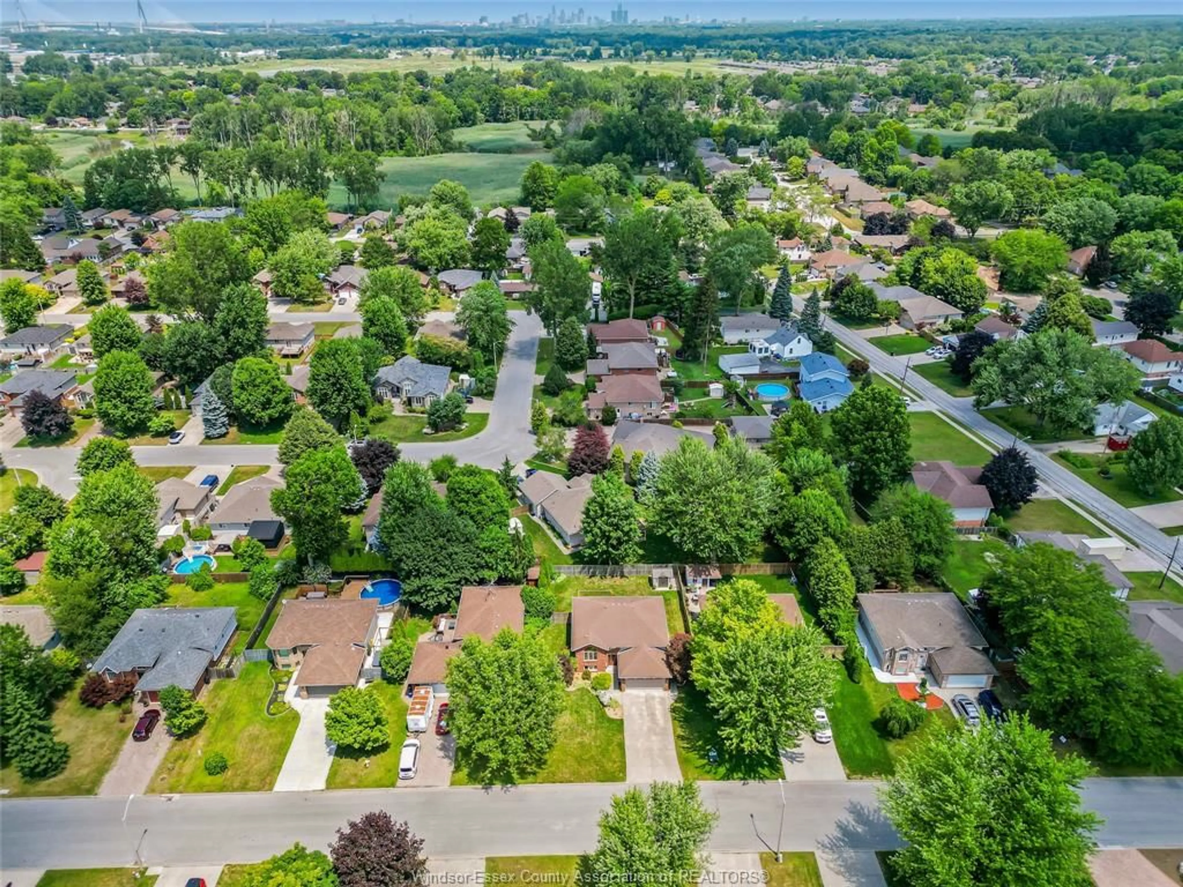 A pic from outside/outdoor area/front of a property/back of a property/a pic from drone, street for 585 VANDERNOOT, LaSalle Ontario N9J 3P7