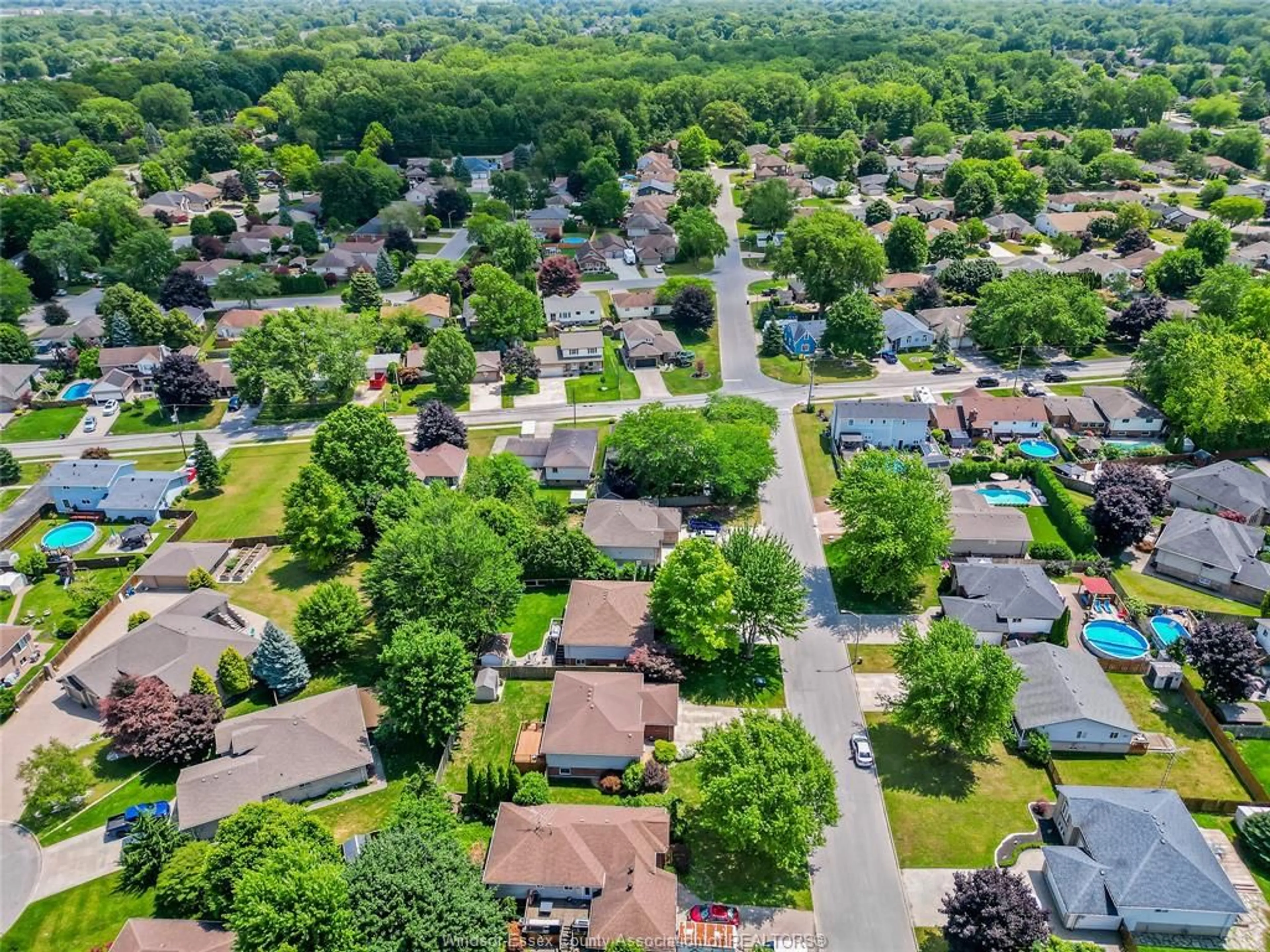 A pic from outside/outdoor area/front of a property/back of a property/a pic from drone, street for 585 VANDERNOOT, LaSalle Ontario N9J 3P7