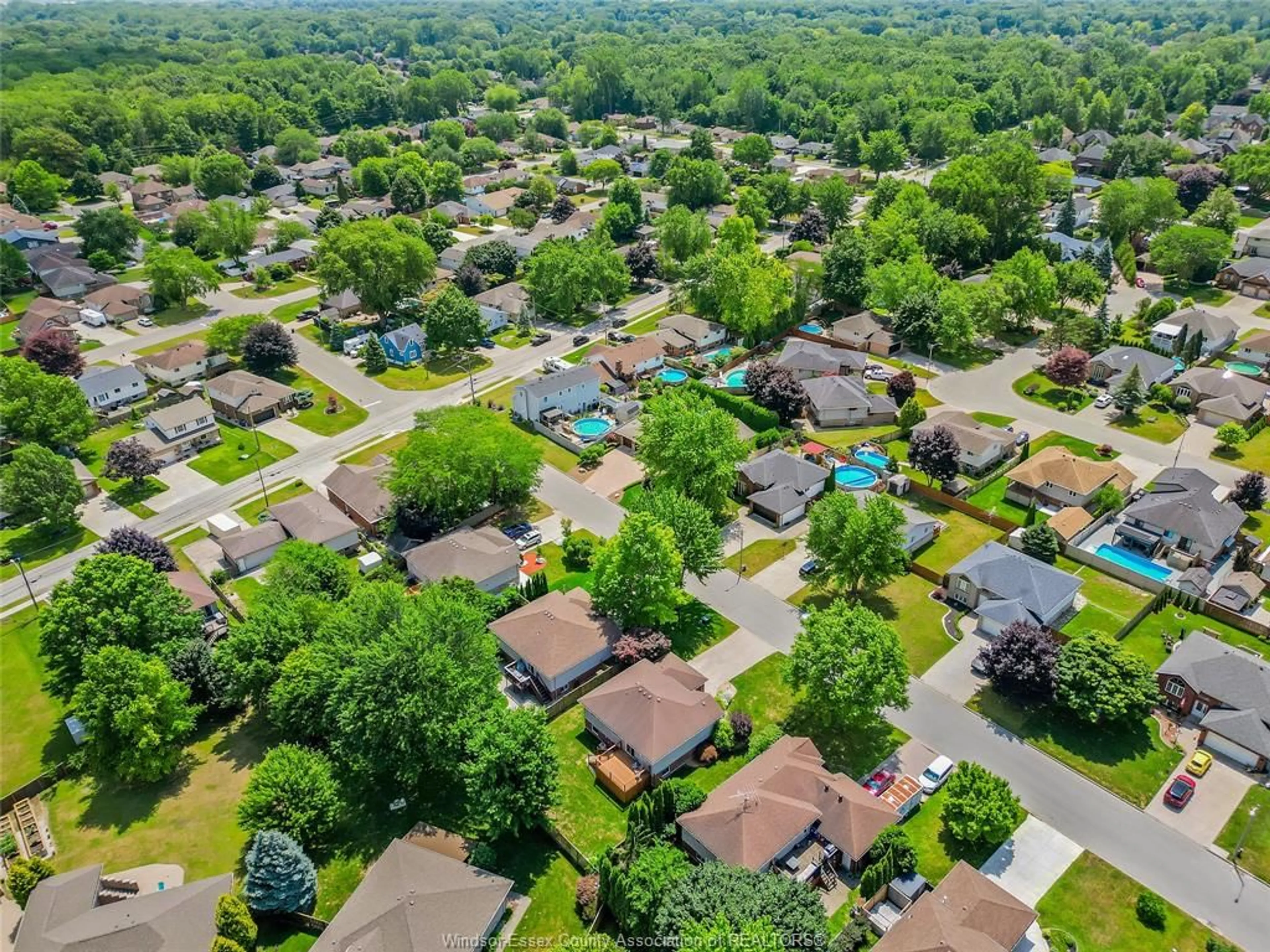 A pic from outside/outdoor area/front of a property/back of a property/a pic from drone, street for 585 VANDERNOOT, LaSalle Ontario N9J 3P7